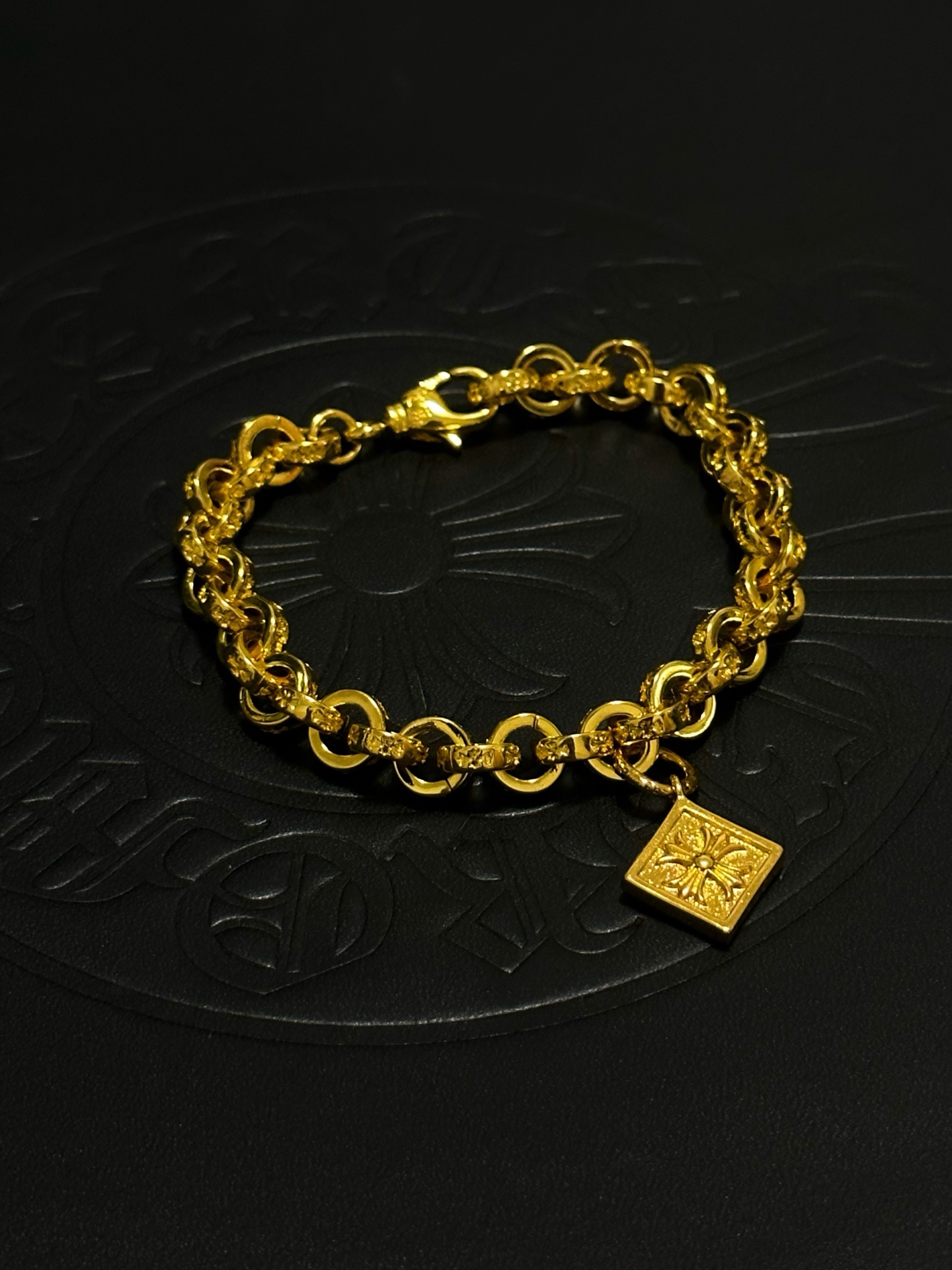 NO:896167,New [counter quality] Chrome Hearts Classic Retro Cross Flower Glossy Cuban Bracelet, the original concave and convex shapes have different pattern design styles, showing a distinctive cross. The Scout flower is the symbol of Chrome Hearts, so it is more durable. Genuine pattern-printed Chrome Hearts distinguishes the ordinary light version in the market. Match the version and standard quality. Look at the printing details. The degree of retro ash oxidation. Seiko version!  !  !  Purely handmade, authentic mold opening, trendy and fashionable must-have, can be worn by both men and women, the same style for couples, official website original version, rock punk Thai silver style, retro elements, trendy and versatile (code number 18, 20, 22 can be changed in size), fine jewelry, chrome hearts, chrome hearts, bracelets19860909新款【专柜品质】Chrome Hearts克罗心经典复古十字花光面古巴手链,原图凹凸造型不同的花纹设计风格 呈现出与众不同 十字架 童军花是克罗心的志 所以更经久不衰 正品打版Chrome Hearts克罗心 区别市场普通轻版 对版对标品质 看字印细节 复古做旧灰氧程度.精工版本！！！ 纯手工打造 正品开模 潮流时尚必备 男女均可佩戴 情侣同款 官网原版 摇滚朋克泰银风格 复古元素 潮流百搭（码数18 20 22可改尺寸）,饰品精品,chrome hearts,chrome hearts,bracelet,Jewelry