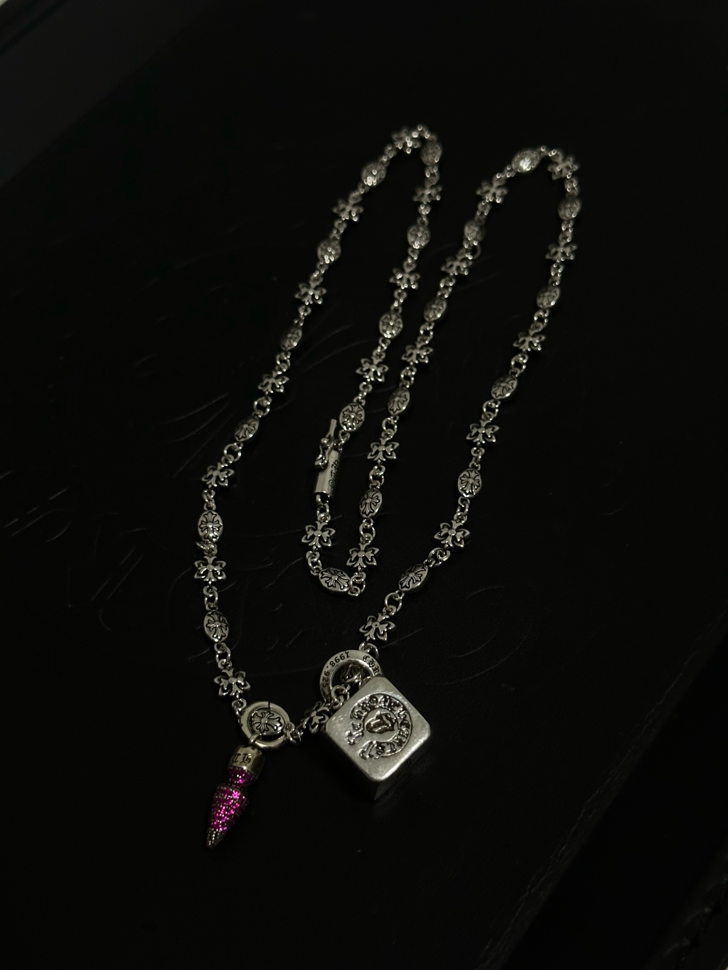 NO:922120,New [counter quality] Chrome Hearts multi-element retro cross necklace, thick cross pendant, different pattern design styles with concave and convex shapes, showing a distinctive cross. The Scout flower is the symbol of Chrome Hearts, so it is more durable. Genuine pattern-printed Chrome Hearts distinguishes the ordinary light version in the market. Match the version and standard quality. Look at the printing details. The degree of retro ash oxidation. Seiko version!  !  !  Purely handmade, authentic molded fashion essentials, can be worn by both men and women, same style for couples, official website original, rock punk Thai silver style, retro elements, trendy and versatile (60cm can be resized), jewelry boutique, chrome hearts, chrome hearts, necklace19860909新款【专柜品质】Chrome Hearts克罗心多元素复古十字架项链 粗款十字架吊坠 凹凸造型不同的花纹设计风格 呈现出与众不同 十字架 童军花是克罗心的志 所以更经久不衰 正品打版Chrome Hearts克罗心 区别市场普通轻版 对版对标品质 看字印细节 复古做旧灰氧程度.精工版本！！！ 纯手工打造 正品开模潮流时尚必备 男女均可佩戴 情侣同款 官网原版 摇滚朋克泰银风格 复古元素 潮流百搭（60cm可改尺寸）,饰品精品,chrome hearts,chrome hearts,necklace,Jewelry