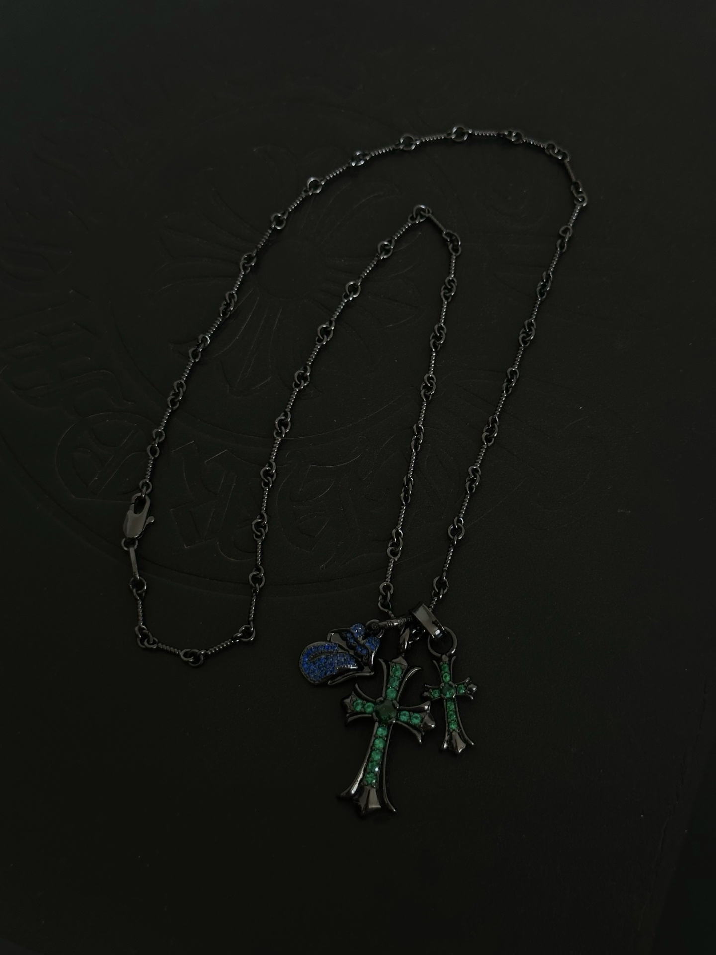 NO:922051,New [counter quality] Chrome Hearts multi-element retro cross necklace, thick cross pendant, different pattern design styles with concave and convex shapes, showing a distinctive cross. The Scout flower is the symbol of Chrome Hearts, so it is more durable. Genuine pattern-printed Chrome Hearts distinguishes the ordinary light version in the market. Match the version and standard quality. Look at the printing details. The degree of retro ash oxidation. Seiko version!  !  !  Purely handmade, authentic molded fashion essentials, can be worn by both men and women, same style for couples, original official website, rock punk Thai silver style, retro elements, trendy and versatile, boutique jewelry, chrome hearts, chrome hearts, necklace19860909新款【专柜品质】Chrome Hearts克罗心多元素复古十字架项链 粗款十字架吊坠 凹凸造型不同的花纹设计风格 呈现出与众不同 十字架 童军花是克罗心的志 所以更经久不衰 正品打版Chrome Hearts克罗心 区别市场普通轻版 对版对标品质 看字印细节 复古做旧灰氧程度.精工版本！！！ 纯手工打造 正品开模潮流时尚必备 男女均可佩戴 情侣同款 官网原版 摇滚朋克泰银风格 复古元素 潮流百搭,饰品精品,chrome hearts,chrome hearts,necklace,Jewelry