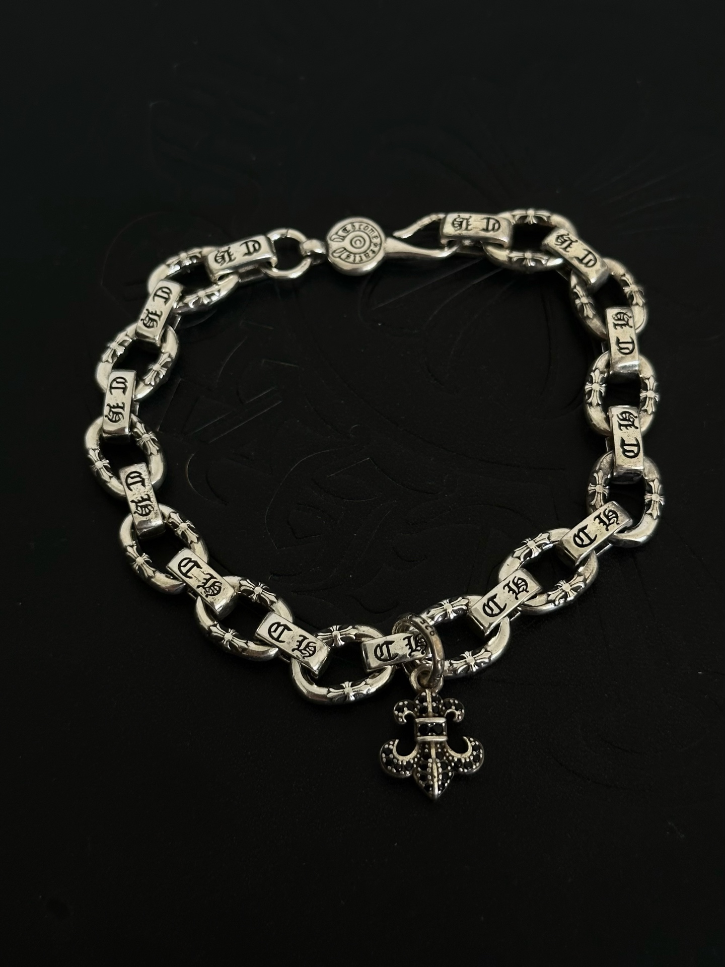 NO:922057,New [counter quality] Chrome Hearts Classic Retro Cross Flower Glossy Cuban Bracelet. The original concave and convex shapes have different pattern design styles, showing a distinctive cross. The Scout flower is the symbol of Chrome Hearts, so it is more durable. Genuine pattern-printed Chrome Hearts distinguishes the ordinary light version in the market. Match the version and standard quality. Look at the printing details. The degree of retro ash oxidation. Seiko version!  !  !  Purely handmade, authentic mold opening, trendy and fashionable must-have, can be worn by both men and women, the same style for couples, official website original version, rock punk Thai silver style, retro elements, trendy and versatile (code number 18, 20, 22 can be changed in size), fine jewelry, chrome hearts, chrome hearts, bracelets19860909新款【专柜品质】Chrome Hearts克罗心经典复古十字花光面古巴手链,原图凹凸造型不同的花纹设计风格 呈现出与众不同 十字架 童军花是克罗心的志 所以更经久不衰 正品打版Chrome Hearts克罗心 区别市场普通轻版 对版对标品质 看字印细节 复古做旧灰氧程度.精工版本！！！ 纯手工打造 正品开模 潮流时尚必备 男女均可佩戴 情侣同款 官网原版 摇滚朋克泰银风格 复古元素 潮流百搭（码数18 20 22可改尺寸）,饰品精品,chrome hearts,chrome hearts,bracelet,Jewelry