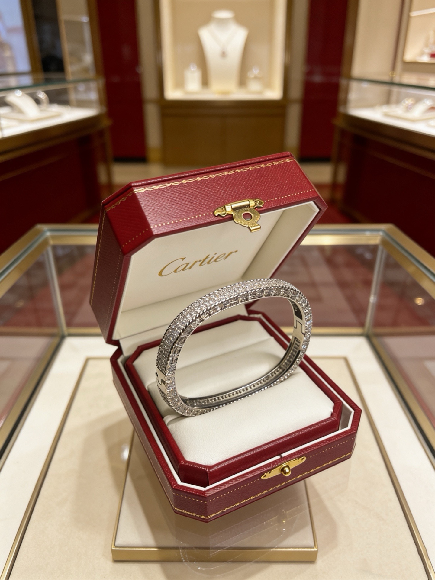 NO:922493,Cartier bracelet bracelet V gold material series, perfect appearance, unparalleled details, the unique color is completely impeccable, and decorated with a classic ring shape design, simple yet elegant and eye-catching, the V gold pure handmade combination is more elegant, elegant and moving. Same style for men and women Cartier bracelet, jewelry boutique, cartier, bracelet, bracelet19860909卡地亚手链手镯V金材质系列 品相完美,细节无敌,那种独特的色泽完全无可挑剔,再缀以经典指环外形设计,简约之余却又优雅夺目,V金纯手工的组合更显气色,上手雅致动人.男女同款 卡地亚手链,饰品精品,cartier,bracelet,bracelet,Jewelry