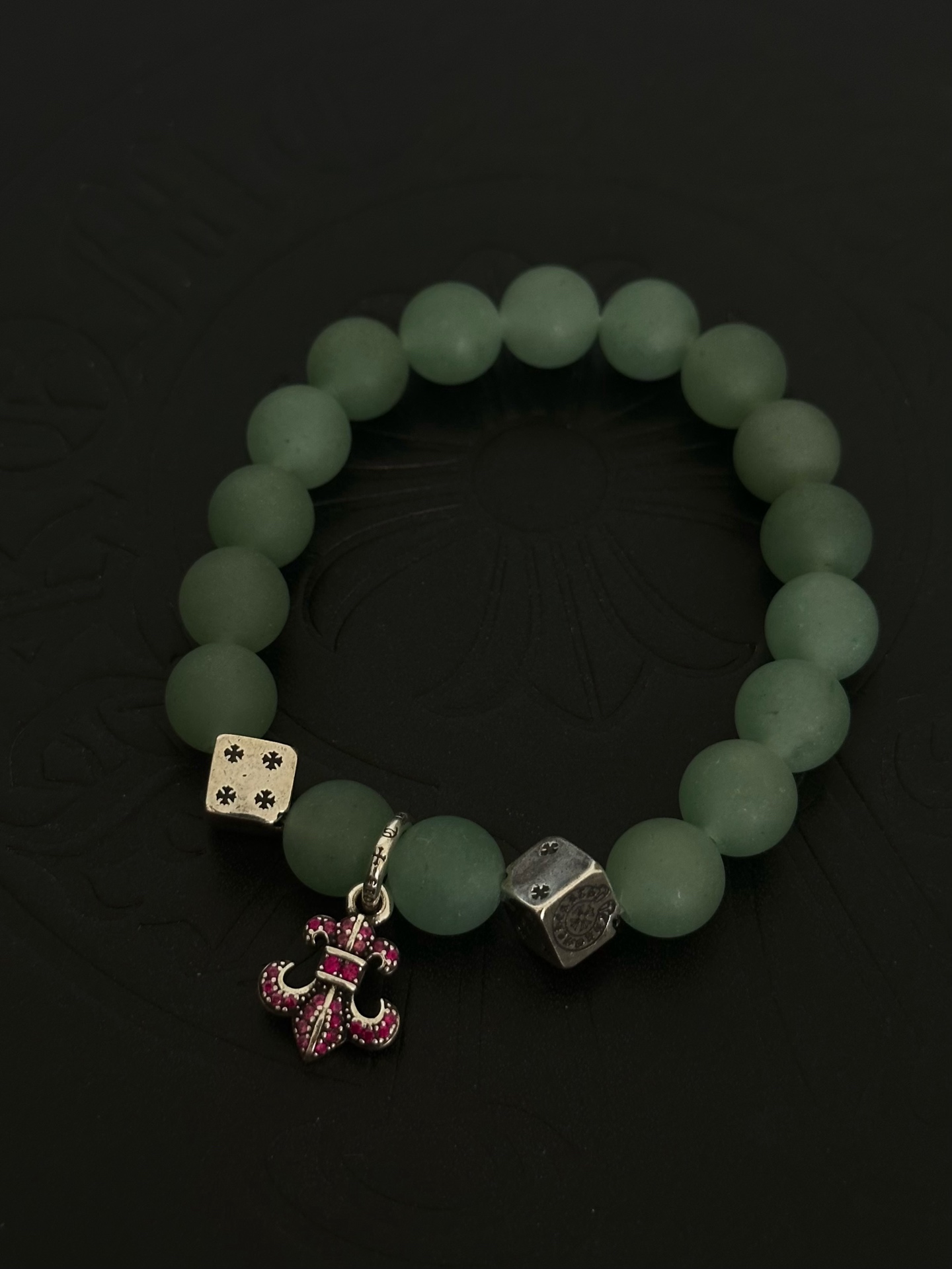 NO:922137,New [counter quality] Chrome Hearts multi-element retro cross agate bracelet, thick cross pendant, different pattern design styles with concave and convex shapes, showing a distinctive cross. The Scout flower is the symbol of Chrome Hearts, so it is more durable. Genuine pattern-printed Chrome Hearts distinguishes the ordinary light version in the market. Match the version and benchmark quality. Look at the printing details. The degree of retro gray oxidation. Seiko version!  !  !  Purely handmade, authentic molded fashion essentials, can be worn by both men and women, same style for couples, original official website, rock punk Thai silver style, retro elements, trendy and versatile, boutique jewelry, chrome hearts, chrome hearts, bracelets19860909新款【专柜品质】Chrome Hearts克罗心多元素复古十字架玛瑙手链 粗款十字架吊坠 凹凸造型不同的花纹设计风格 呈现出与众不同 十字架 童军花是克罗心的志 所以更经久不衰 正品打版Chrome Hearts克罗心 区别市场普通轻版 对版对标品质 看字印细节 复古做旧灰氧程度.精工版本！！！ 纯手工打造 正品开模潮流时尚必备 男女均可佩戴 情侣同款 官网原版 摇滚朋克泰银风格 复古元素 潮流百搭,饰品精品,chrome hearts,chrome hearts,bracelet,Jewelry