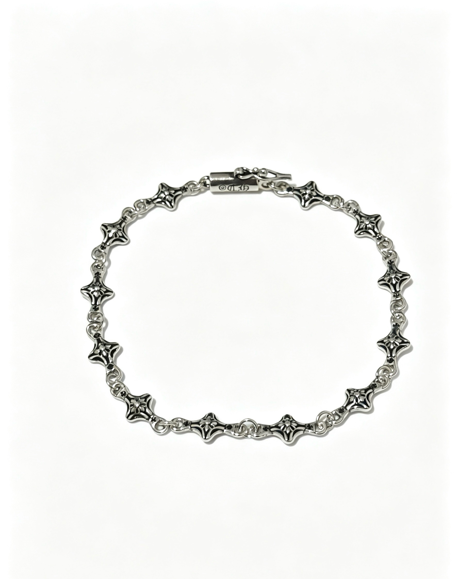 NO:922186,New [counter quality] Chrome Hearts Classic Retro Cross Flower Glossy Cuban Bracelet. The original concave and convex shapes have different pattern design styles, showing a distinctive cross. The Scout flower is the symbol of Chrome Hearts, so it is more durable. Genuine pattern-printed Chrome Hearts distinguishes the ordinary light version in the market. Match the version and standard quality. Look at the printing details. The degree of retro ash oxidation. Seiko version!  !  !  Purely handmade, authentic mold opening, trendy and fashionable must-have, can be worn by both men and women, the same style for couples, official website original version, rock punk Thai silver style, retro elements, trendy and versatile (code number 18, 20, 22 can be changed in size), fine jewelry, chrome hearts, chrome hearts, bracelets19860909新款【专柜品质】Chrome Hearts克罗心经典复古十字花光面古巴手链,原图凹凸造型不同的花纹设计风格 呈现出与众不同 十字架 童军花是克罗心的志 所以更经久不衰 正品打版Chrome Hearts克罗心 区别市场普通轻版 对版对标品质 看字印细节 复古做旧灰氧程度.精工版本！！！ 纯手工打造 正品开模 潮流时尚必备 男女均可佩戴 情侣同款 官网原版 摇滚朋克泰银风格 复古元素 潮流百搭（码数18 20 22可改尺寸）,饰品精品,chrome hearts,chrome hearts,bracelet,Jewelry