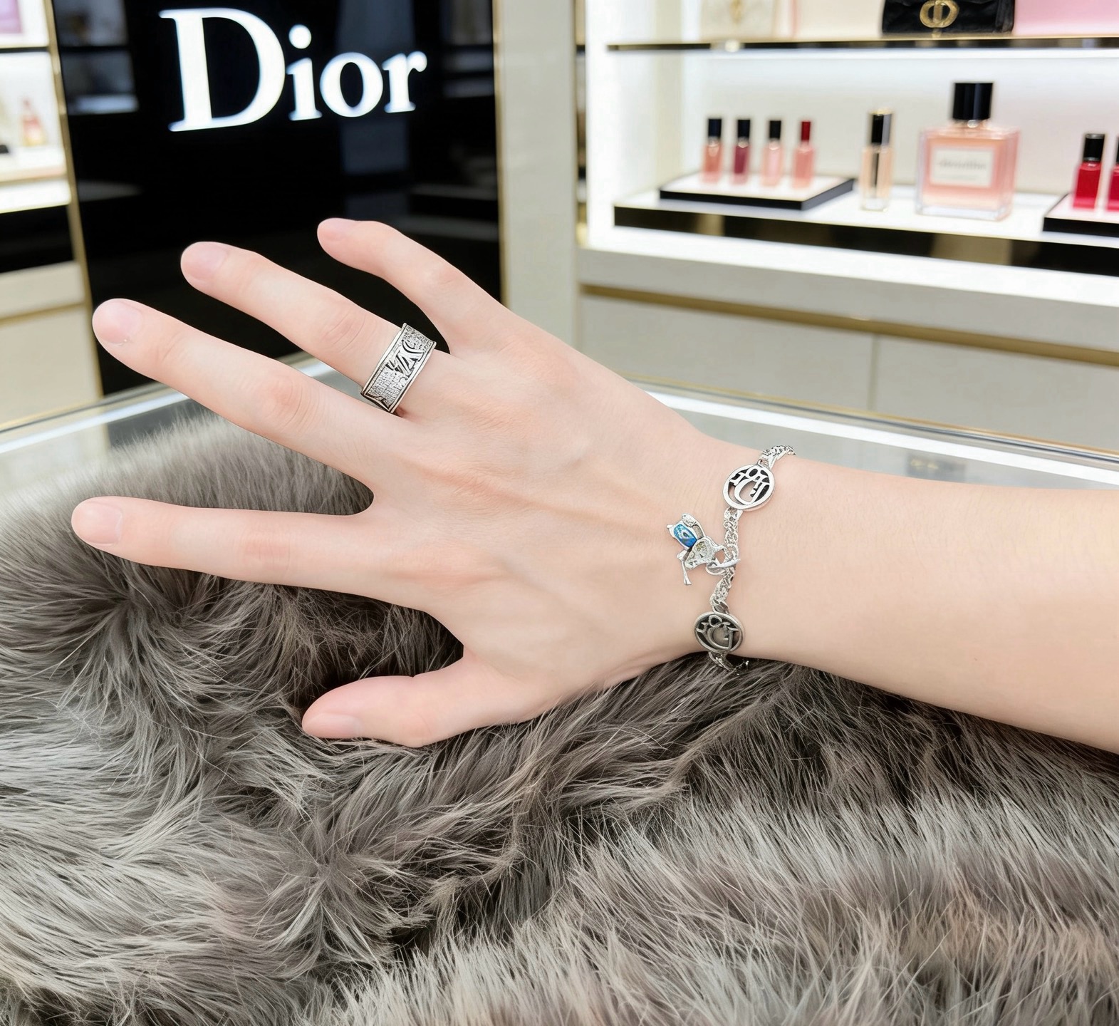 DIOR新款高品质迪奥手链原单货专柜新款开模复古潮流时尚必备 男女均可佩戴 情侣款同款 摇滚朋克泰银风格 复古元素 潮流