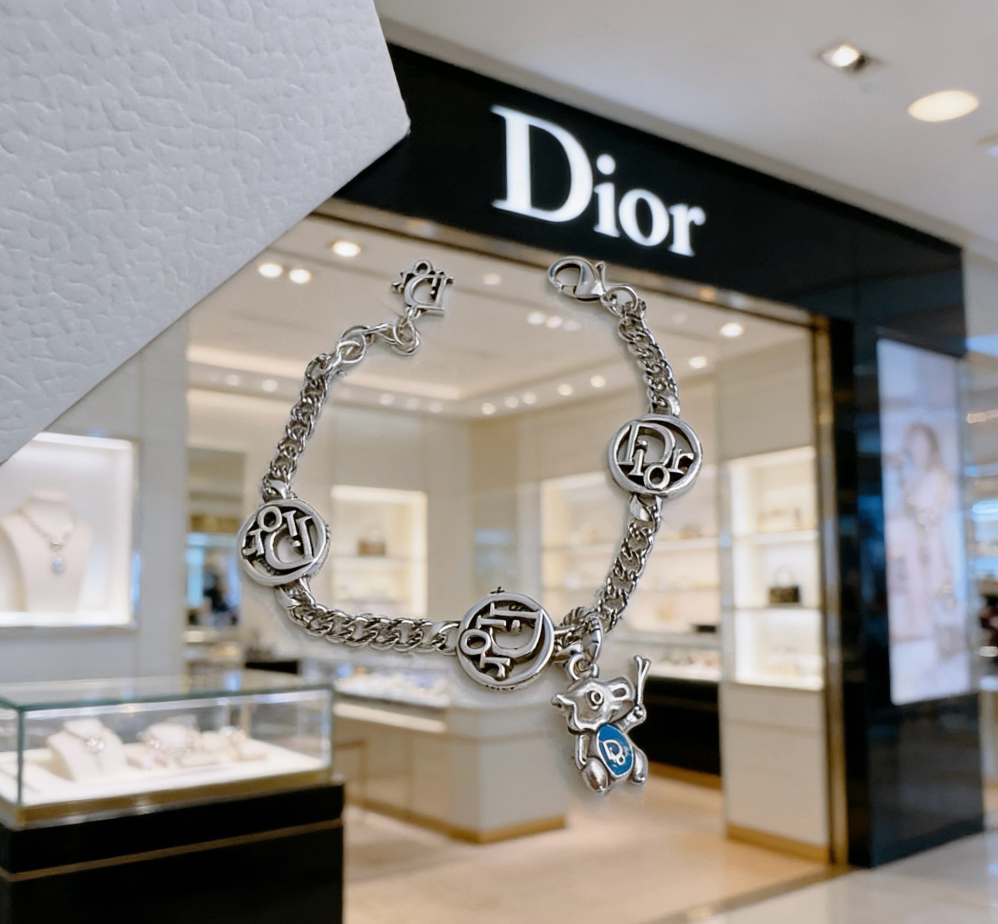 DIOR新款高品质迪奥手链原单货专柜新款开模复古潮流时尚必备 男女均可佩戴 情侣款同款 摇滚朋克泰银风格 复古元素 潮流