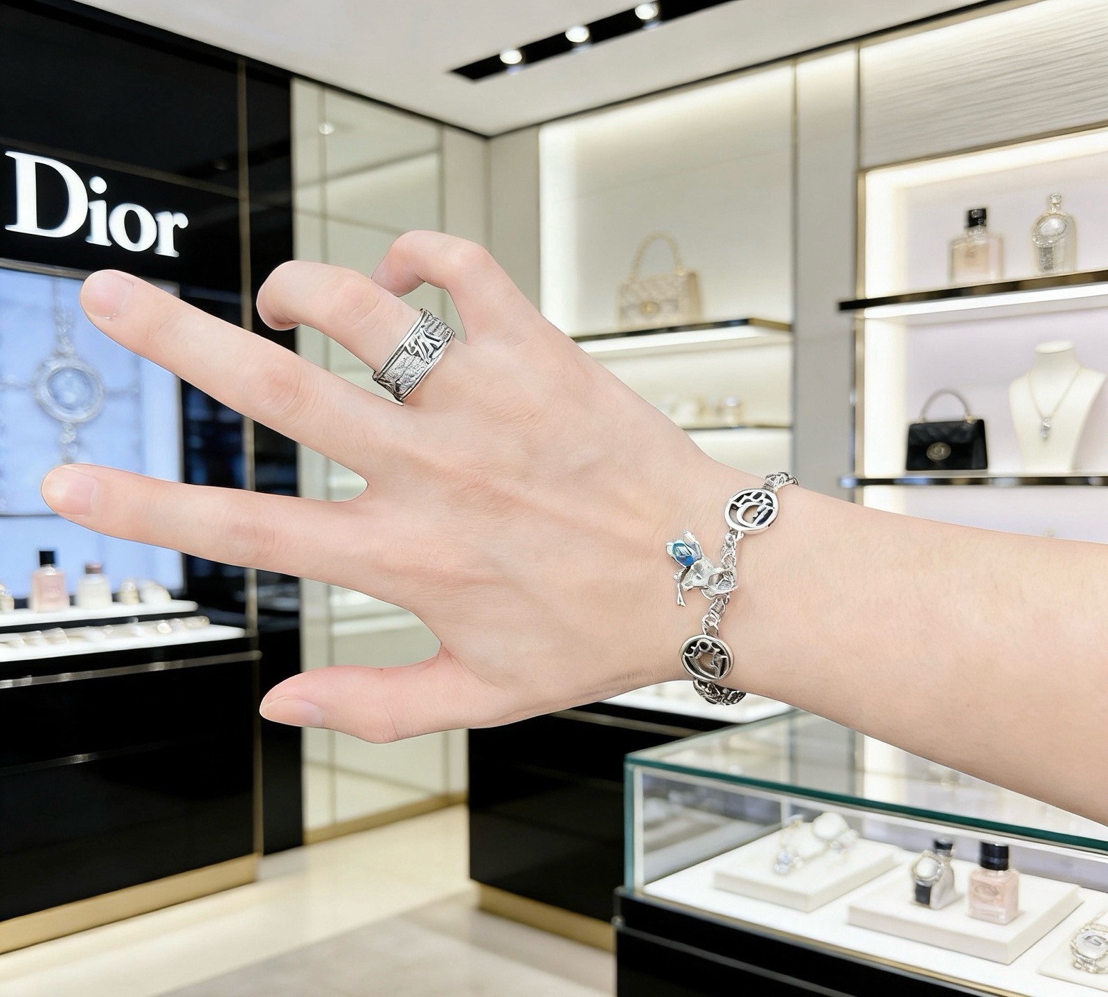 DIOR新款高品质迪奥手链原单货专柜新款开模复古潮流时尚必备 男女均可佩戴 情侣款同款 摇滚朋克泰银风格 复古元素 潮流
