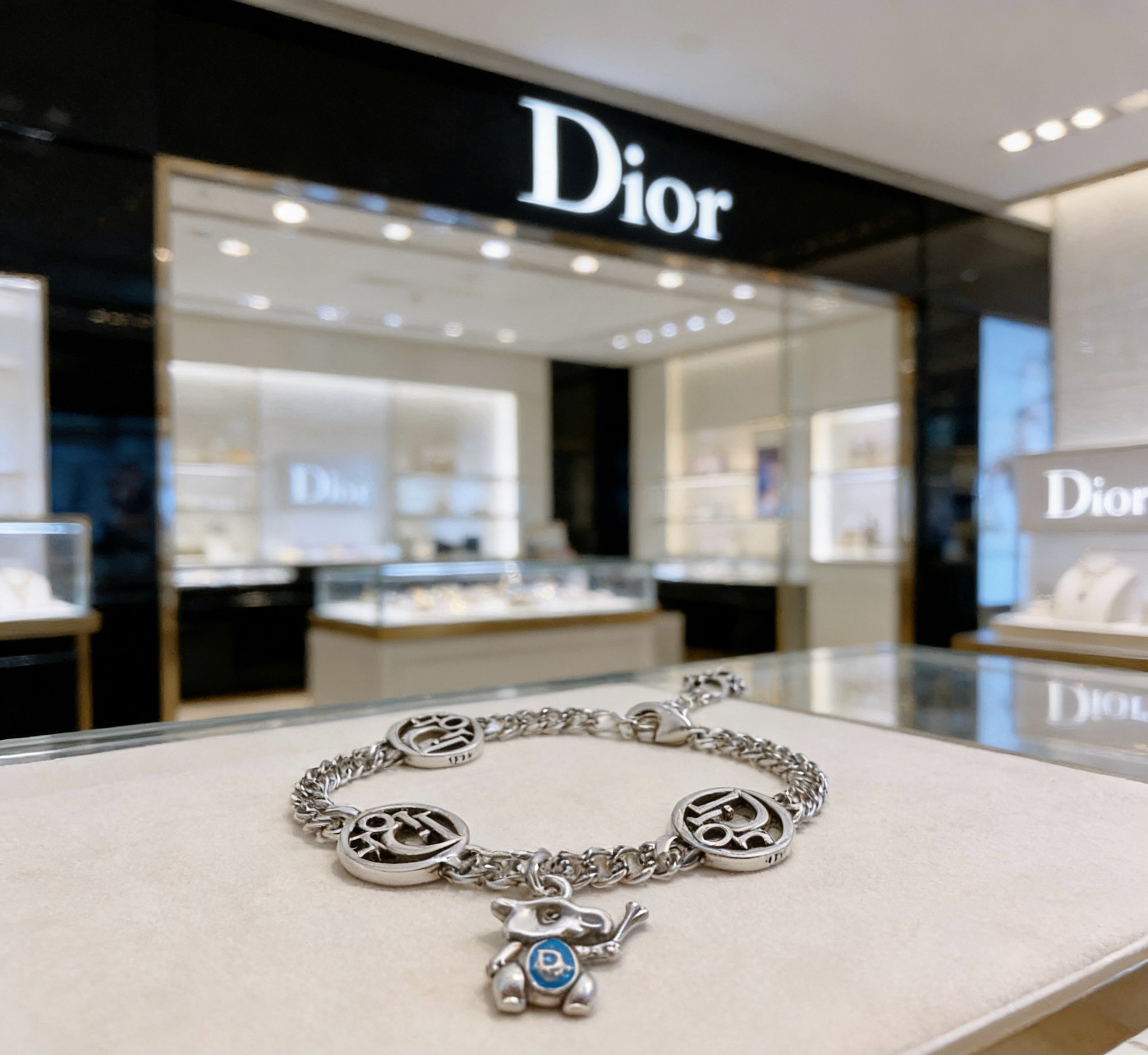 DIOR新款高品质迪奥手链原单货专柜新款开模复古潮流时尚必备 男女均可佩戴 情侣款同款 摇滚朋克泰银风格 复古元素 潮流