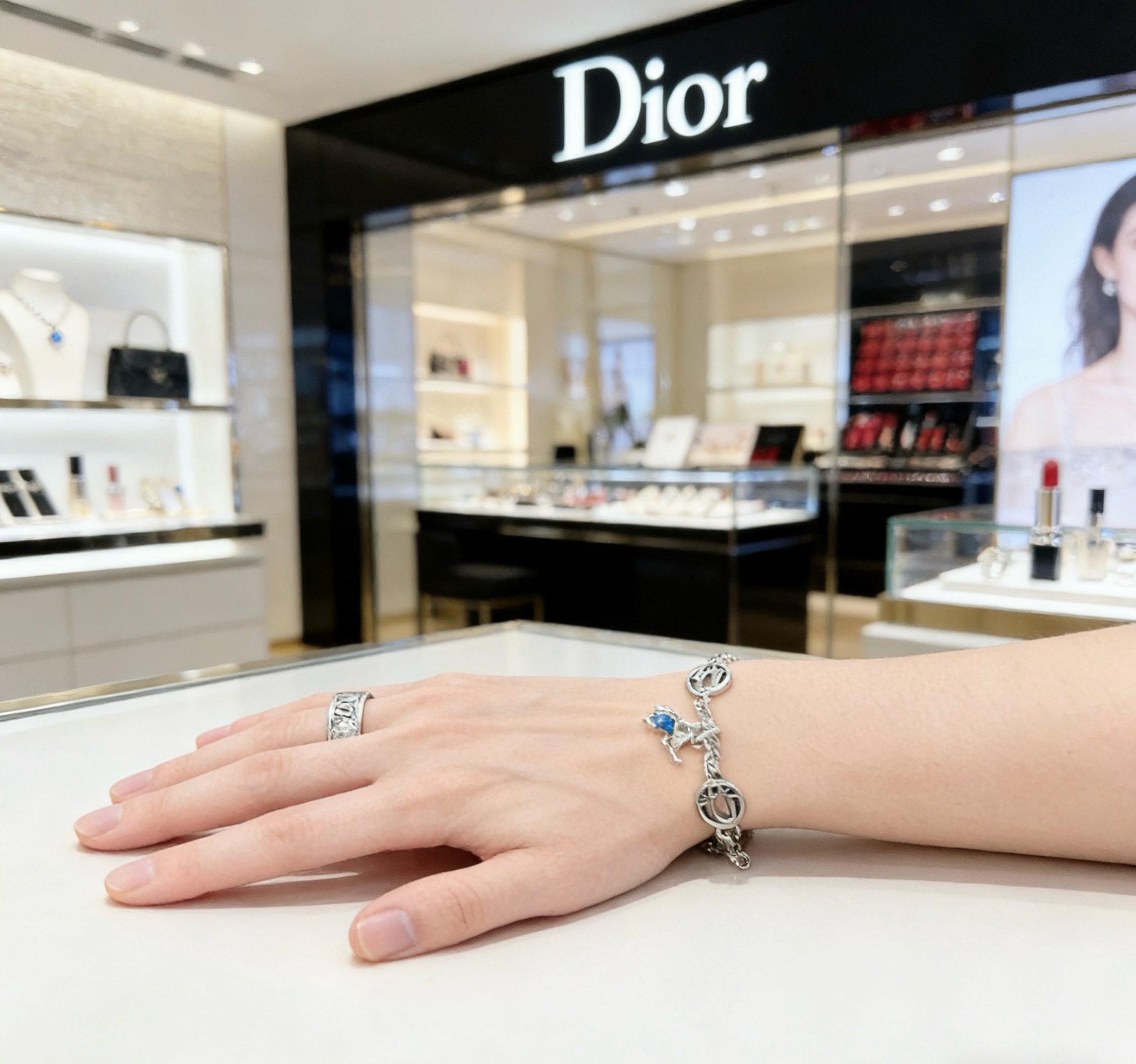 DIOR新款高品质迪奥手链原单货专柜新款开模复古潮流时尚必备 男女均可佩戴 情侣款同款 摇滚朋克泰银风格 复古元素 潮流