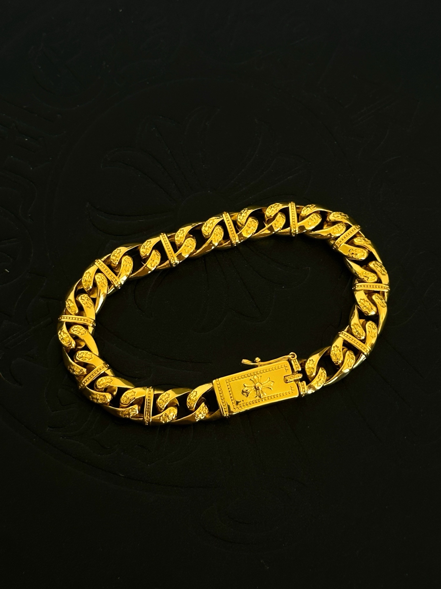NO:922121,New [counter quality] Chrome Hearts Classic Retro Cross Flower Glossy Cuban Bracelet. The original concave and convex shapes have different pattern design styles, showing a distinctive cross. The Scout flower is the symbol of Chrome Hearts, so it is more durable. Genuine pattern-printed Chrome Hearts distinguishes the ordinary light version in the market. Match the version and standard quality. Look at the printing details. The degree of retro ash oxidation. Seiko version!  !  !  Purely handmade, authentic mold opening, trendy and fashionable must-have, can be worn by both men and women, the same style for couples, official website original version, rock punk Thai silver style, retro elements, trendy and versatile (size 16, 18, 20, 22, 24 can be changed), fine jewelry, chrome hearts, chrome hearts, bracelets19860909新款【专柜品质】Chrome Hearts克罗心经典复古十字花光面古巴手链,原图凹凸造型不同的花纹设计风格 呈现出与众不同 十字架 童军花是克罗心的志 所以更经久不衰 正品打版Chrome Hearts克罗心 区别市场普通轻版 对版对标品质 看字印细节 复古做旧灰氧程度.精工版本！！！ 纯手工打造 正品开模 潮流时尚必备 男女均可佩戴 情侣同款 官网原版 摇滚朋克泰银风格 复古元素 潮流百搭（码数16 18 20 22 24可改尺寸）,饰品精品,chrome hearts,chrome hearts,bracelet,Jewelry