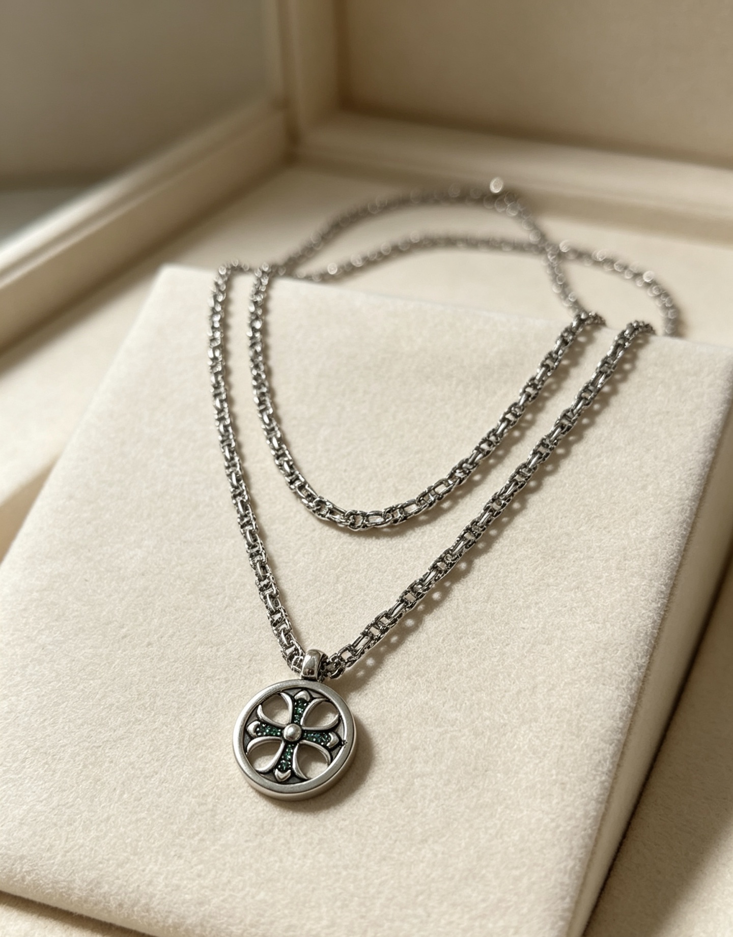 NO:922048,New [counter quality] Chrome Hearts multi-element retro cross necklace, thick cross pendant, different pattern design styles with concave and convex shapes, showing a distinctive cross. The Scout flower is the symbol of Chrome Hearts, so it is more durable. Genuine pattern-printed Chrome Hearts distinguishes the ordinary light version in the market. Match the version and standard quality. Look at the printing details. The degree of retro ash oxidation. Seiko version!  !  !  Purely handmade, authentic molded fashion essentials, can be worn by both men and women, same style for couples, official website original, rock punk Thai silver style, retro elements, trendy and versatile (60cm can be resized), jewelry boutique, chrome hearts, chrome hearts, necklace19860909新款【专柜品质】Chrome Hearts克罗心多元素复古十字架项链 粗款十字架吊坠 凹凸造型不同的花纹设计风格 呈现出与众不同 十字架 童军花是克罗心的志 所以更经久不衰 正品打版Chrome Hearts克罗心 区别市场普通轻版 对版对标品质 看字印细节 复古做旧灰氧程度.精工版本！！！ 纯手工打造 正品开模潮流时尚必备 男女均可佩戴 情侣同款 官网原版 摇滚朋克泰银风格 复古元素 潮流百搭（60cm可改尺寸）,饰品精品,chrome hearts,chrome hearts,necklace,Jewelry