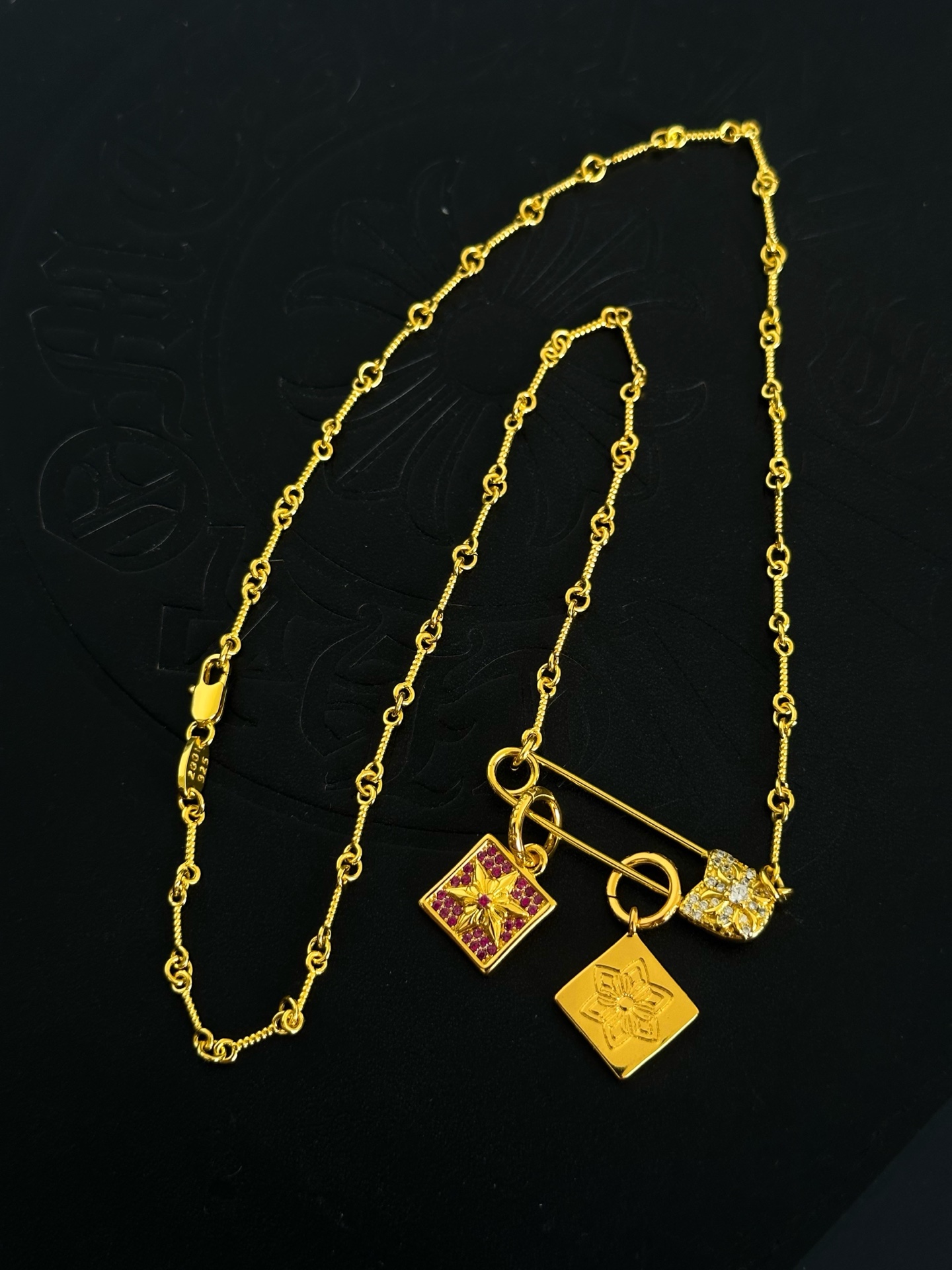 NO:922056,New [counter quality] Chrome Hearts multi-element retro cross necklace, thick cross pendant, different pattern design styles with concave and convex shapes, showing a distinctive cross. The Scout flower is the symbol of Chrome Hearts, so it is more durable. Genuine pattern-printed Chrome Hearts distinguishes the ordinary light version in the market. Match the version and standard quality. Look at the printing details. The degree of retro ash oxidation. Seiko version!  !  !  Purely handmade, authentic molded fashion essentials, can be worn by both men and women, same style for couples, original official website, rock punk Thai silver style, retro elements, trendy and versatile, boutique jewelry, chrome hearts, chrome hearts, necklace19860909新款【专柜品质】Chrome Hearts克罗心多元素复古十字架项链 粗款十字架吊坠 凹凸造型不同的花纹设计风格 呈现出与众不同 十字架 童军花是克罗心的志 所以更经久不衰 正品打版Chrome Hearts克罗心 区别市场普通轻版 对版对标品质 看字印细节 复古做旧灰氧程度.精工版本！！！ 纯手工打造 正品开模潮流时尚必备 男女均可佩戴 情侣同款 官网原版 摇滚朋克泰银风格 复古元素 潮流百搭,饰品精品,chrome hearts,chrome hearts,necklace,Jewelry