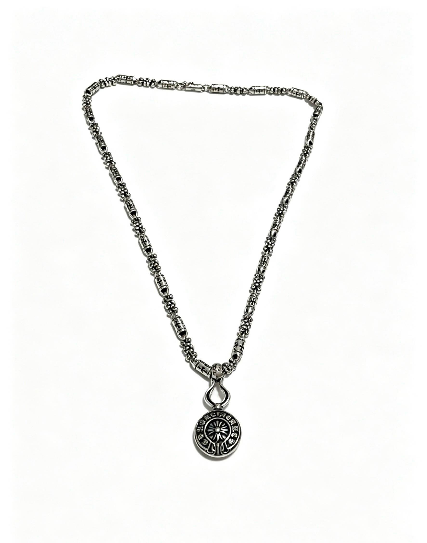 NO:922064,New [counter quality] Chrome Hearts multi-element retro cross necklace, thick cross pendant, different pattern design styles with concave and convex shapes, showing a distinctive cross. The Scout flower is the symbol of Chrome Hearts, so it is more durable. Genuine pattern-printed Chrome Hearts distinguishes the ordinary light version in the market. Match the version and standard quality. Look at the printing details. The degree of retro ash oxidation. Seiko version!  !  !  Purely handmade, authentic molded fashion essentials, can be worn by both men and women, the same style for couples, official website original version, rock punk Thai silver style, retro elements, trendy and versatile (chain length 60cm can be changed in size), fine jewelry, chrome hearts, chrome hearts, necklace19860909新款【专柜品质】Chrome Hearts克罗心多元素复古十字架项链 粗款十字架吊坠 凹凸造型不同的花纹设计风格 呈现出与众不同 十字架 童军花是克罗心的志 所以更经久不衰 正品打版Chrome Hearts克罗心 区别市场普通轻版 对版对标品质 看字印细节 复古做旧灰氧程度.精工版本！！！ 纯手工打造 正品开模潮流时尚必备 男女均可佩戴 情侣同款 官网原版 摇滚朋克泰银风格 复古元素 潮流百搭（链长60cm可改尺寸）,饰品精品,chrome hearts,chrome hearts,necklace,Jewelry