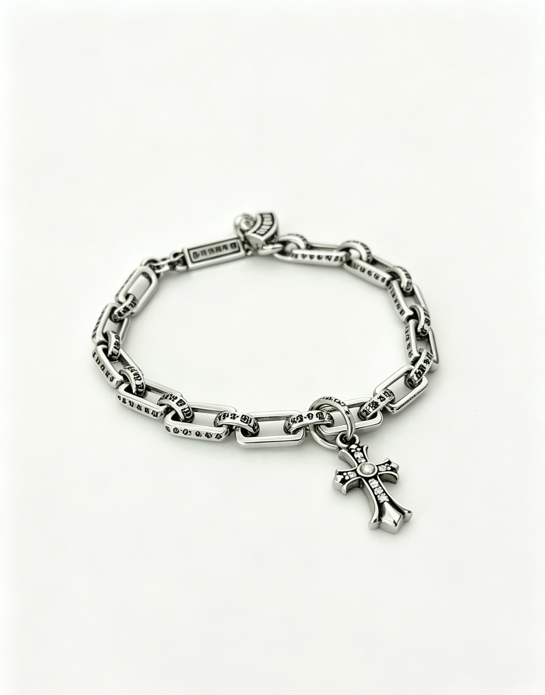 NO:922072,New [counter quality] Chrome Hearts Classic Retro Cross Flower Glossy Cuban Bracelet. The original concave and convex shapes have different pattern design styles, showing a distinctive cross. The Scout flower is the symbol of Chrome Hearts, so it is more durable. Genuine pattern-printed Chrome Hearts distinguishes the ordinary light version in the market. Match the version and standard quality. Look at the printing details. The degree of retro ash oxidation. Seiko version!  !  !  Purely handmade, authentic mold opening, trendy and fashionable must-have, can be worn by both men and women, the same style for couples, official website original version, rock punk Thai silver style, retro elements, trendy and versatile (code number 18, 20, 22 can be changed in size), fine jewelry, chrome hearts, chrome hearts, bracelets19860909新款【专柜品质】Chrome Hearts克罗心经典复古十字花光面古巴手链,原图凹凸造型不同的花纹设计风格 呈现出与众不同 十字架 童军花是克罗心的志 所以更经久不衰 正品打版Chrome Hearts克罗心 区别市场普通轻版 对版对标品质 看字印细节 复古做旧灰氧程度.精工版本！！！ 纯手工打造 正品开模 潮流时尚必备 男女均可佩戴 情侣同款 官网原版 摇滚朋克泰银风格 复古元素 潮流百搭（码数18 20 22可改尺寸）,饰品精品,chrome hearts,chrome hearts,bracelet,Jewelry