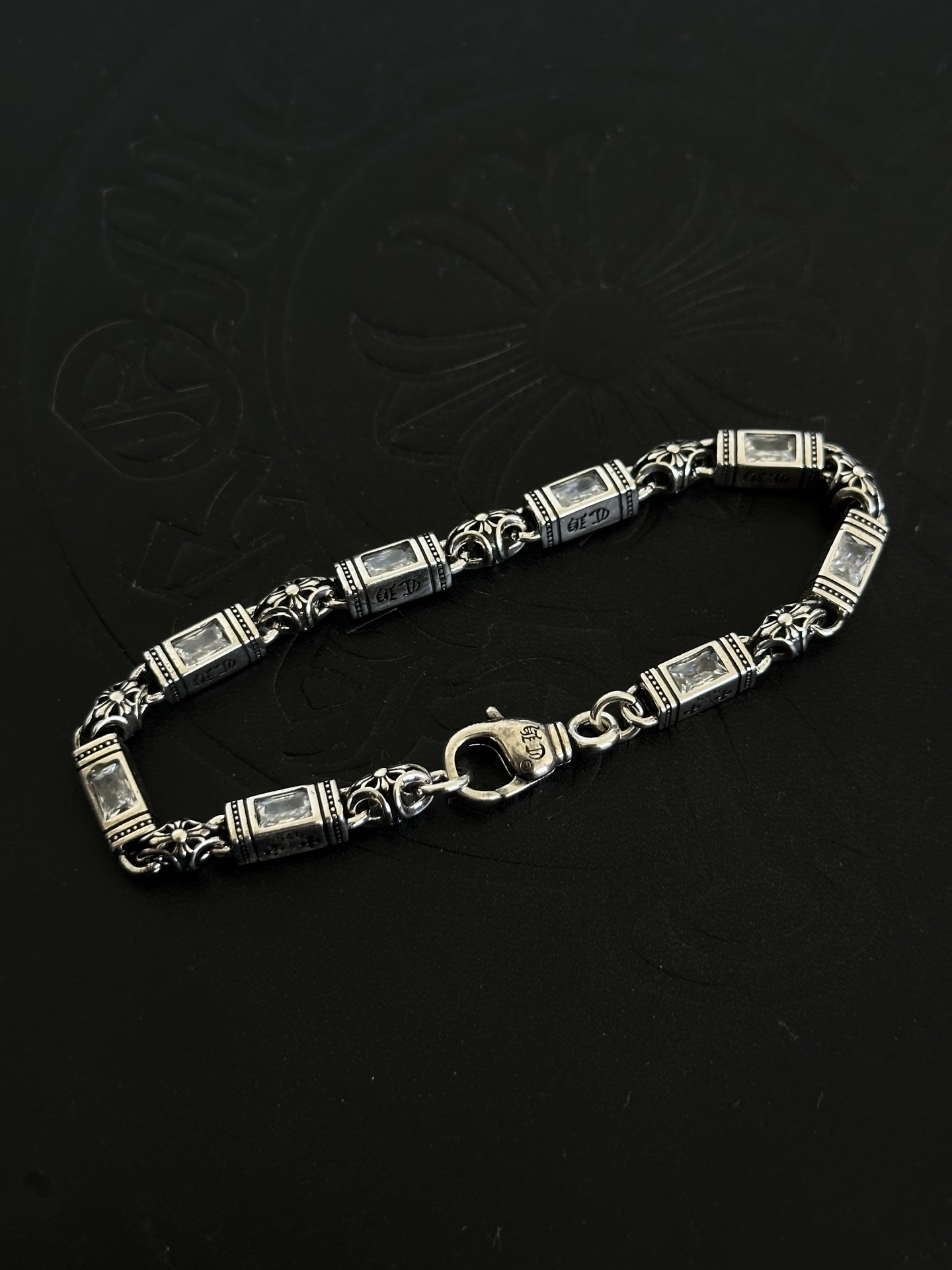 NO:922103,New [counter quality] Chrome Hearts Classic Retro Cross Flower Glossy Cuban Bracelet. The original concave and convex shapes have different pattern design styles, showing a distinctive cross. The Scout flower is the symbol of Chrome Hearts, so it is more durable. Genuine pattern-printed Chrome Hearts distinguishes the ordinary light version in the market. Match the version and standard quality. Look at the printing details. The degree of retro ash oxidation. Seiko version!  !  !  Purely handmade, authentic mold opening, trendy and fashionable must-have, can be worn by both men and women, the same style for couples, official website original version, rock punk Thai silver style, retro elements, trendy and versatile (size 16, 18, 20, 22, 24 can be changed), fine jewelry, chrome hearts, chrome hearts, bracelets19860909新款【专柜品质】Chrome Hearts克罗心经典复古十字花光面古巴手链,原图凹凸造型不同的花纹设计风格 呈现出与众不同 十字架 童军花是克罗心的志 所以更经久不衰 正品打版Chrome Hearts克罗心 区别市场普通轻版 对版对标品质 看字印细节 复古做旧灰氧程度.精工版本！！！ 纯手工打造 正品开模 潮流时尚必备 男女均可佩戴 情侣同款 官网原版 摇滚朋克泰银风格 复古元素 潮流百搭（码数16 18 20 22 24可改尺寸）,饰品精品,chrome hearts,chrome hearts,bracelet,Jewelry