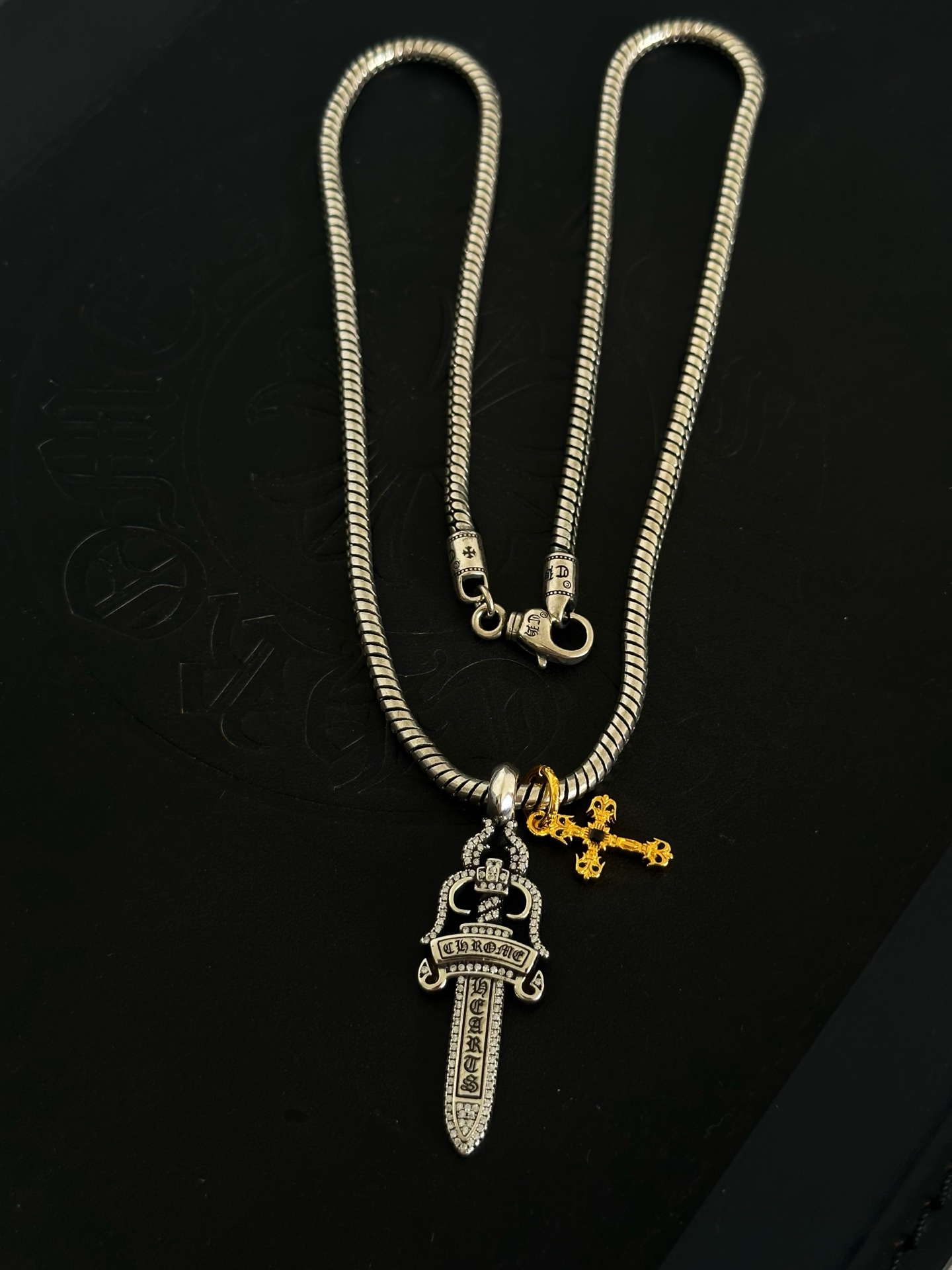 NO:922111,New [counter quality] Chrome Hearts multi-element retro cross necklace, thick cross pendant, different pattern design styles with concave and convex shapes, showing a distinctive cross. The Scout flower is the symbol of Chrome Hearts, so it is more durable. Genuine pattern-printed Chrome Hearts distinguishes the ordinary light version in the market. Match the version and standard quality. Look at the printing details. The degree of retro ash oxidation. Seiko version!  !  !  Purely handmade, authentic molded fashion essentials, can be worn by both men and women, the same style for couples, official website original version, rock punk Thai silver style, retro elements, trendy and versatile (chain length 60cm can be changed in size), fine jewelry, chrome hearts, chrome hearts, necklace19860909新款【专柜品质】Chrome Hearts克罗心多元素复古十字架项链 粗款十字架吊坠 凹凸造型不同的花纹设计风格 呈现出与众不同 十字架 童军花是克罗心的志 所以更经久不衰 正品打版Chrome Hearts克罗心 区别市场普通轻版 对版对标品质 看字印细节 复古做旧灰氧程度.精工版本！！！ 纯手工打造 正品开模潮流时尚必备 男女均可佩戴 情侣同款 官网原版 摇滚朋克泰银风格 复古元素 潮流百搭（链长60cm可改尺寸）,饰品精品,chrome hearts,chrome hearts,necklace,Jewelry