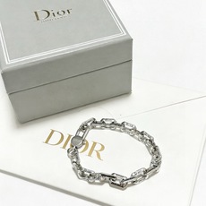 DIOR新款高品质迪奥手链原单货专柜新款开模复古潮流时尚必备 男女均可佩戴 情侣款同款 摇滚朋克泰银风格 复古元素 潮流 DIOR新款高品质迪奥手链原单货专柜新款开模复古潮流时尚必备 男女均可佩戴 情侣款同款 摇滚朋克泰银风格 复古元素 潮流