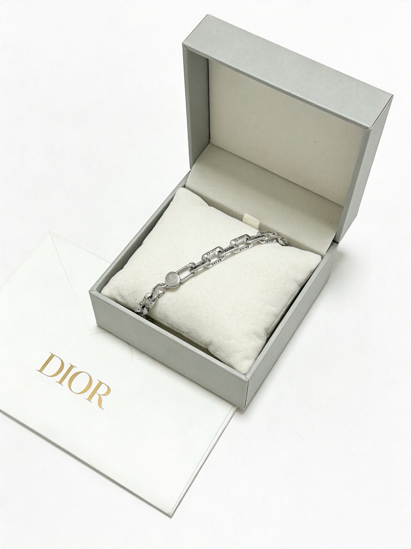DIOR新款高品质迪奥手链原单货专柜新款开模复古潮流时尚必备 男女均可佩戴 情侣款同款 摇滚朋克泰银风格 复古元素 潮流 DIOR新款高品质迪奥手链原单货专柜新款开模复古潮流时尚必备 男女均可佩戴 情侣款同款 摇滚朋克泰银风格 复古元素 潮流