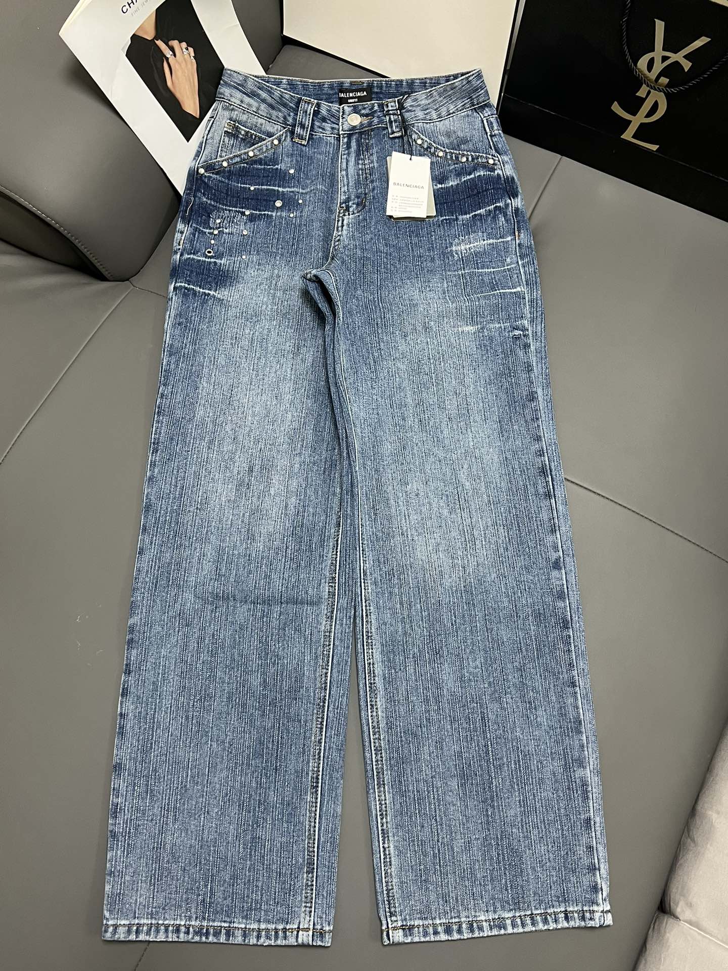 NO:314414,Balenciag* 2025 New early spring style striped willow nail straight jeans, double enzyme washing water does not fade, multi-position PP hand-fried treatment, lengthening the leg lines, the decorative design of the willow nail is full of visual visuals. Super good match to cover the insufficient leg shape, creating a diversified style is no longer a problem. Adding BL style design is more layered than ordinary jeans. SML, balenciaga, jeans, alexander wang19860909Balenciag* 2025 早春新款 条纹柳钉直筒牛仔裤 ,双重酵素洗水不掉色,多位PP手工磨烂处理,拉长腿部线条,柳钉装饰设计感视觉十足.超好搭配遮盖腿形不足之外 凹造出多元化风格不再话下 加入BL风设计相比普通牛仔裤更加有层次感 码数SML,,balenciaga,jeans,alexander wang,Women's clothing