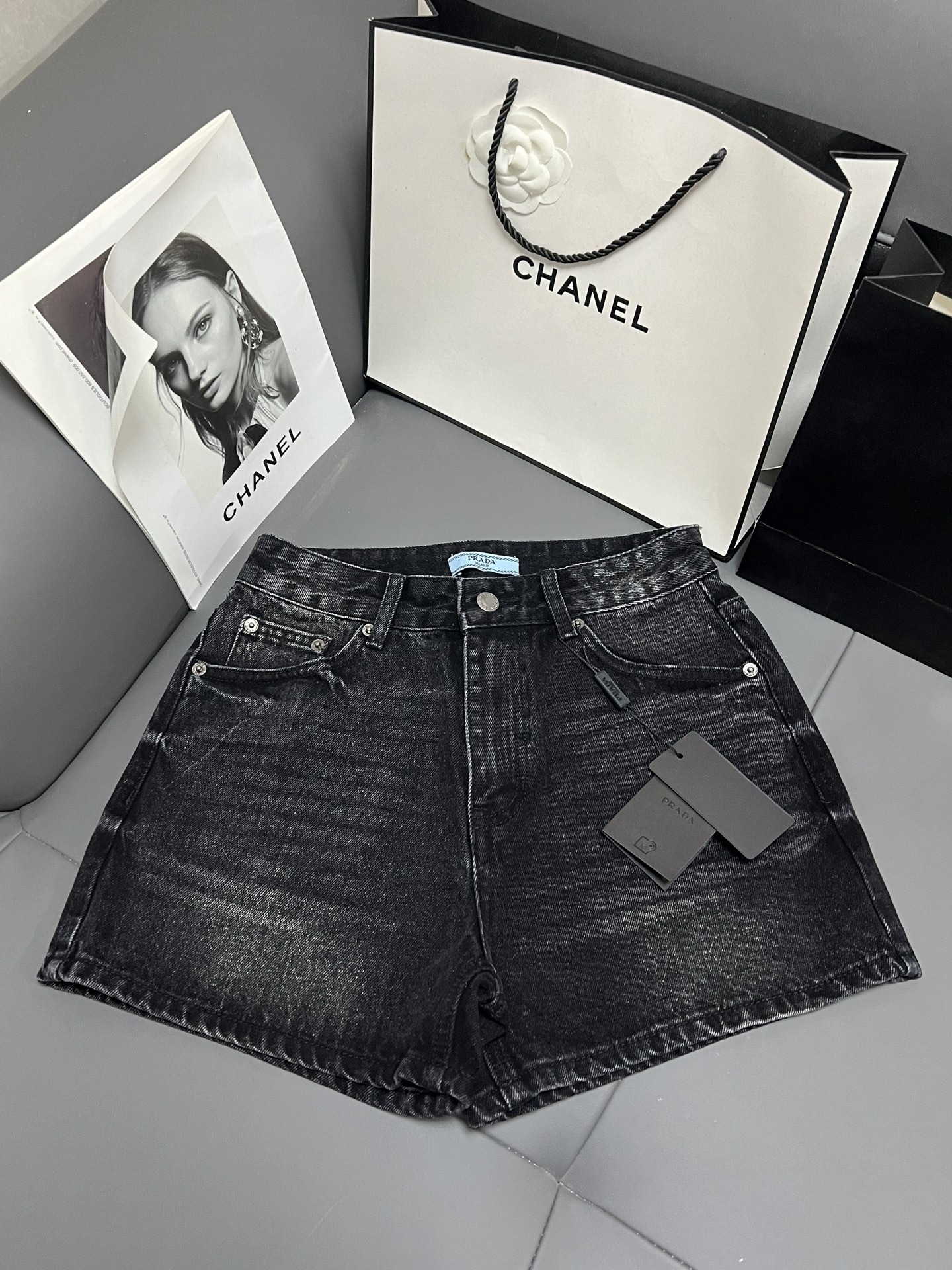 NO:316860,Prad* 2025 Early Spring New Style Classic Triangle Denim Shorts, Straight-legged Style with Classic Face-resistant Black Wash, The iconic Triangle Mark on the back bag, The Washing Water Color is super beautiful, The fabric is super comfortable and soft, and it looks beautiful no matter how you wear it casually. The style covers the flesh and stretches the legs. The right hot girl Q⊙ The design is simply too cool and sassy!  Color blue and black SML P, prada, shorts, alexander wang19860909Prad* 2025 早春新款 经典三角标牛仔短裤,直筒版型搭配经典耐看黑色洗水,后背袋标志性三角标,洗水颜色超漂亮,面料超级舒服柔软,上身随意搭配怎么穿都好看丽 版型遮肉拉长腿型.上身jue对的辣妹Q⊙ 设计简直不要太酷太飒！ 颜色蓝色、黑色 码数SML P,,prada,shorts,alexander wang,Women's clothing