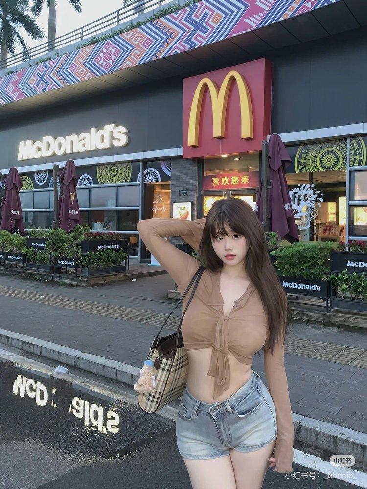规矩得体,优雅秀气,好似赫本年代穿着毛呢大衣带着礼帽的名媛贵夫人手中提着的小包,不抢眼👀,却小巧灵动感 3