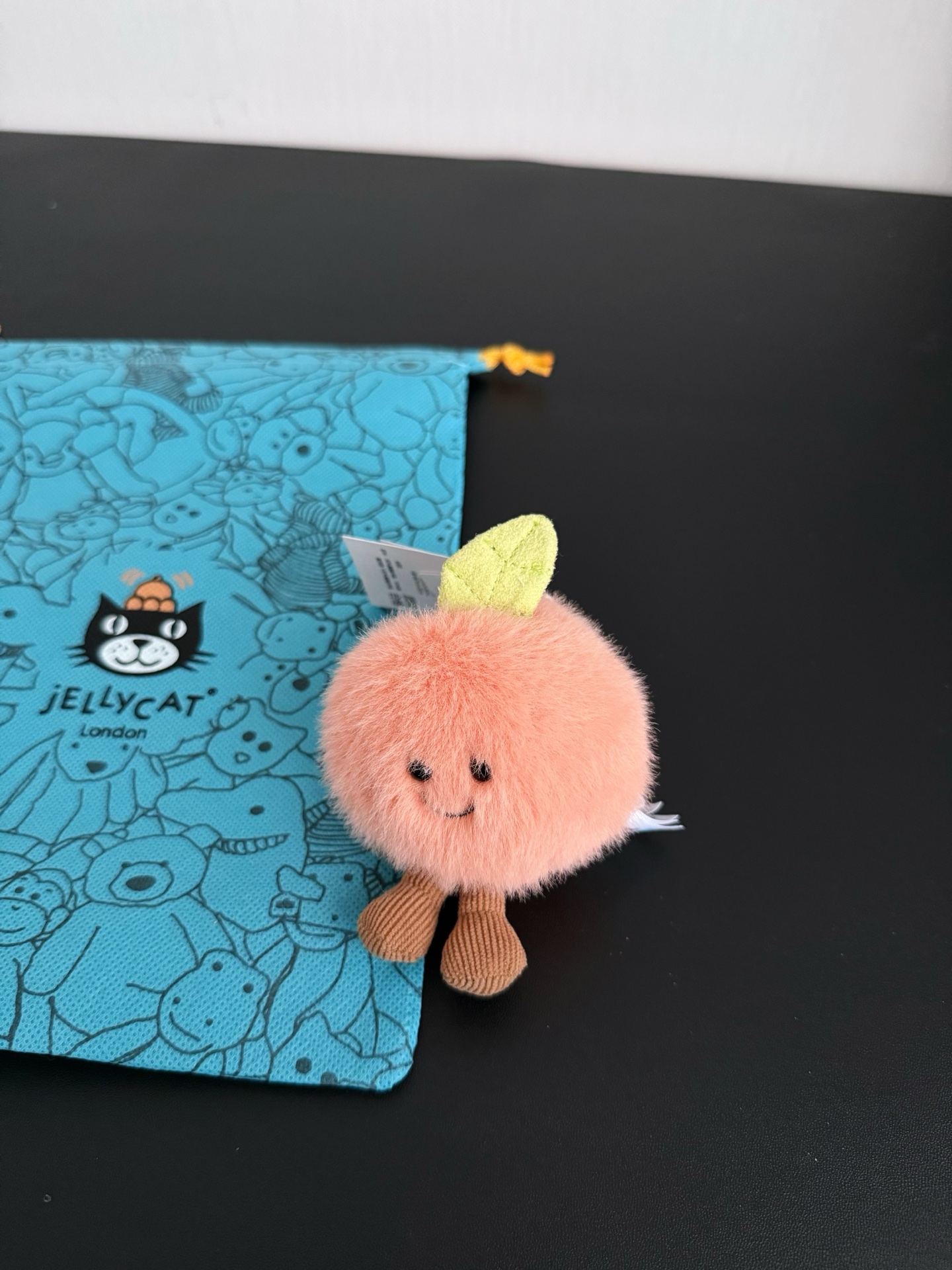 NO:809862,Actual shot｜Out of stock, super hard to buy!  !  !  !  The fluffy texture, I really want ruarua. The sweet and juicy little peach can't put it down. The plush and round feel, Jellycat doll trendy department store19860909实拍｜断货王,超级难买！！！！毛茸茸的质感,真的很想ruarua 甜汁汁的小毛桃爱不释手了,这毛绒绒圆墩墩的手感,Jellycat公仔潮品百货,accessory