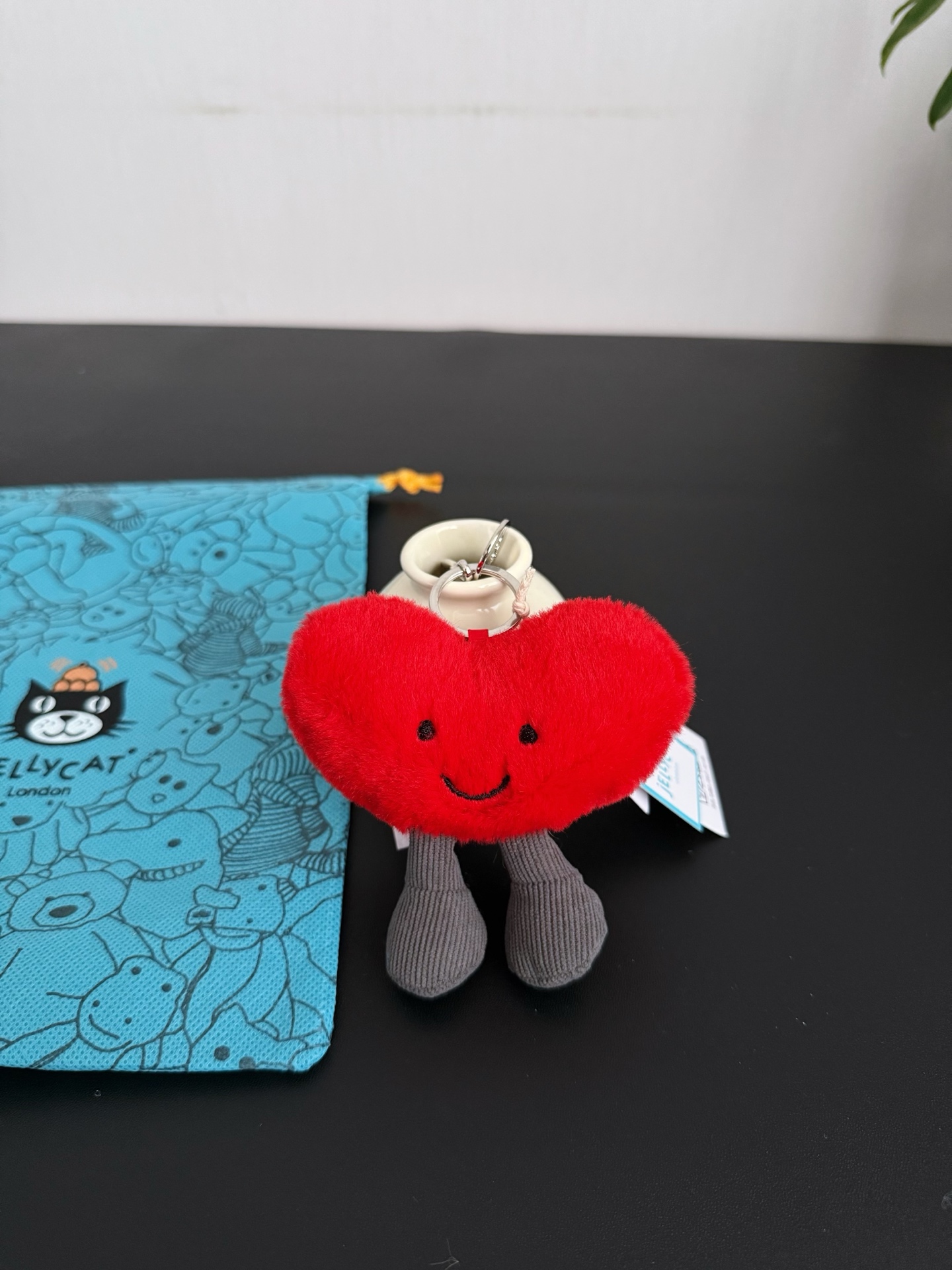 NO:809856,Real shot｜Bounce to the beat!  Let this love accompany you everywhere!  The fun love bag charm is made of attractive berry red color, paired with dark chocolate suede boots, with silver buckles, Jellycat nameplates and bright eyes. This little thing can be matched with all kinds of bags. Although the 'love' is small, it can be passed on for a long time. Jellycat doll fashion department store, boots19860909实拍｜跟着节拍跳动！让这颗爱心陪你走四方！趣味爱心包包挂饰整体采用诱人的浆果红色,搭配深巧克力色绒面靴,配以银色的挂扣、Jellycat铭牌、明亮的眼眸,这个小东西可以搭配各类包包.“爱心” 虽小,却能传递很久很久.,Jellycat公仔潮品百货,boots,accessory