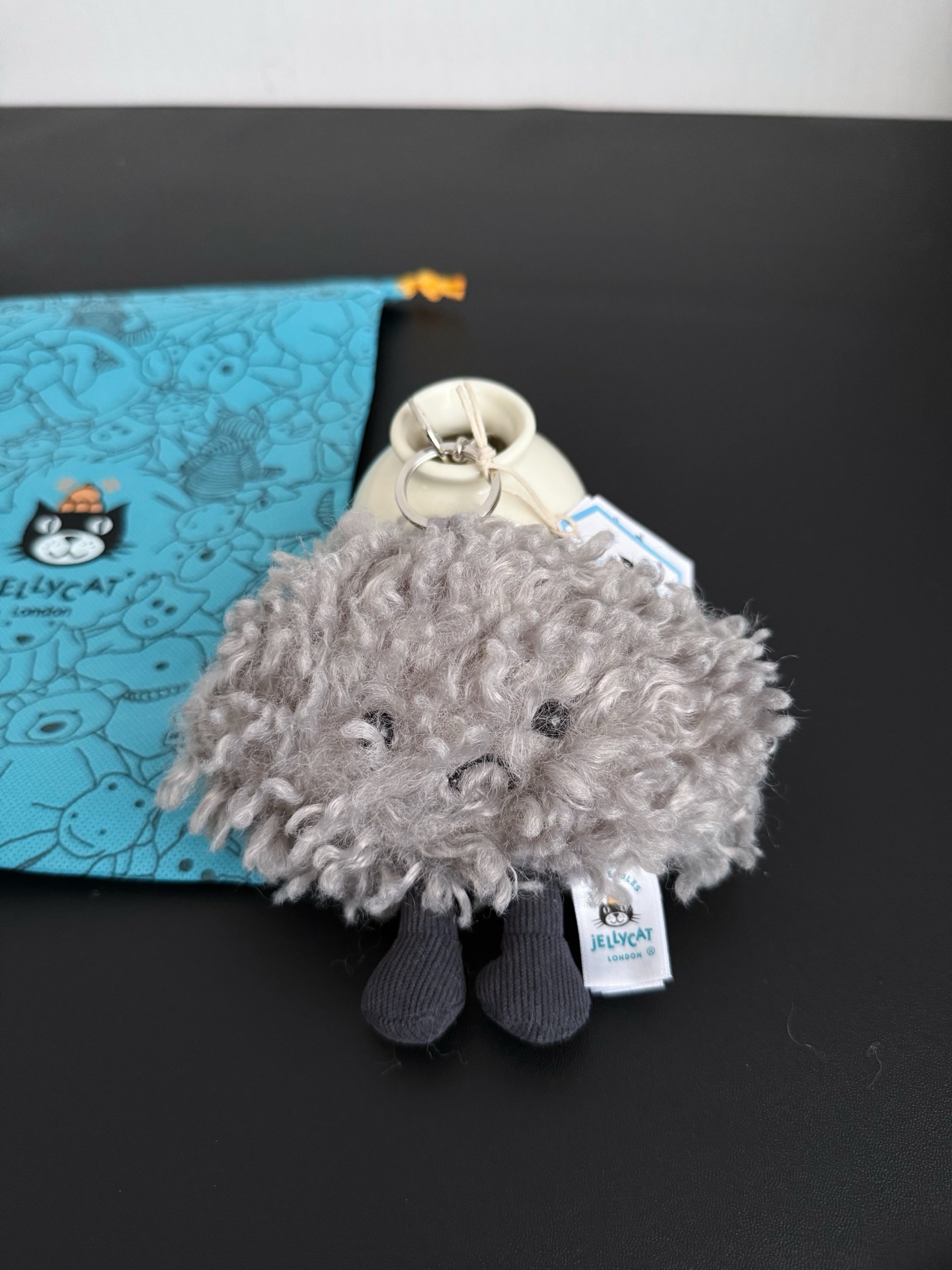 NO:809879,Actual shot｜The magic of smile is hidden in the storm cloud. Clusters of gray fluff, the interesting storm cloud bag charm is fluffy and a little temperamental!  With a frown on his face, he wears fine corduroy boots, with a silver buckle and Jellycat nameplate, which can be easily hung on the bag, bringing joy even with a straight face!  ,Jellycat doll trendy department store,boots19860909实拍｜暴风云中藏着微笑魔法.一簇一簇的灰色绒毛,趣味暴风云包包挂饰毛茸茸又带点小脾气！脸上皱着眉头,脚蹬细腻灯芯绒靴子,配上银色挂扣和 Jellycat 铭牌,轻松挂在包包上,哪怕板着脸也能带来欢乐！,Jellycat公仔潮品百货,boots,accessory