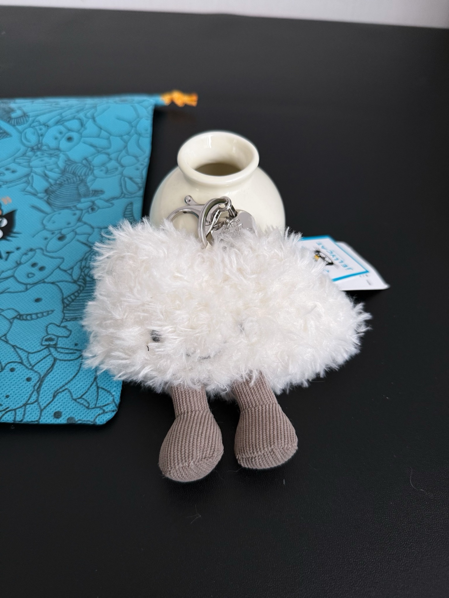 NO:809873,Real shots｜Take your good mood with you!  Fluffy and cheerful, with fluff as soft as snow, this is the fun cloud bag charm!  The silver claw clip and sturdy chain allow this happy drifter to hang securely on your bag. Equipped with a Jellycat metal tag and a pair of mocha-colored boots, this cloud brings relaxation and joy to dreary days., Jellycat doll fashion department store, boots19860909实拍｜把好心情带在身边！蓬松而欢快,绒毛柔软如雪,这就是趣味云朵包包挂饰！银色的爪夹和结实的链条能让这个快乐的漂流者牢固地挂在你的包包上.配备一枚Jellycat金属吊牌和一双摩卡色靴子,让这朵云为沉闷的日子带来轻松和愉悦.,Jellycat公仔潮品百货,boots,accessory