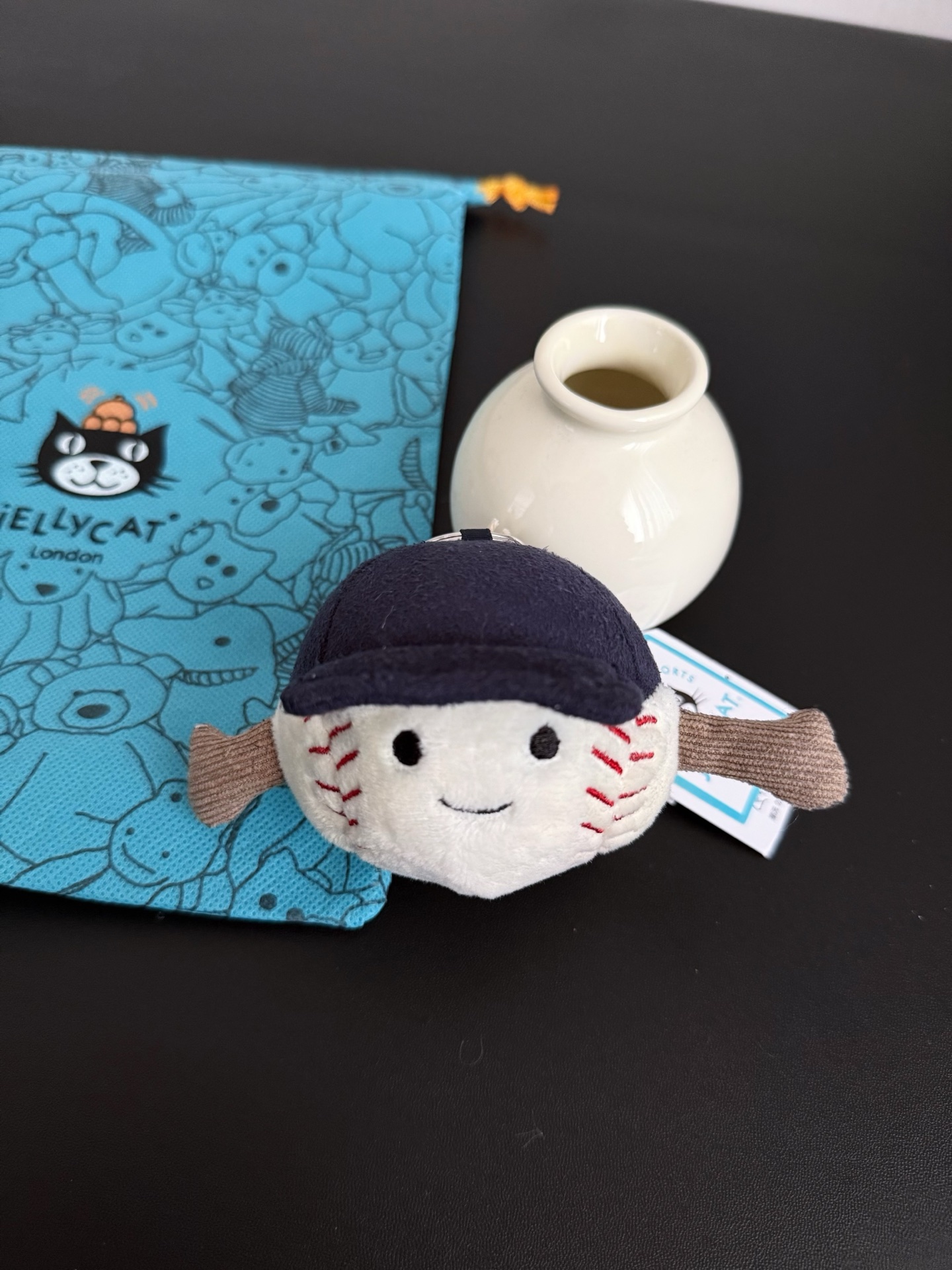 NO:809855,Actual shot｜The fun sports baseball bag charm is as smooth as cream, how can you miss it on game day?  The ball is surrounded by two red stitches, wearing a navy blue hat, with a silver hook, suitable for all kinds of wallets and backpacks. This gift is a thoughtful choice for baseball fans., Jellycat doll fashion department store, wallets, backpacks, hats19860909实拍｜趣味运动棒球包包挂饰如奶油般丝滑,比赛日怎么能少得了它？球体环绕两道红色缝线,头戴海军蓝帽子,搭配银色挂钩,适合各种钱包和背包.这件礼物是送给棒球迷的用心之选.,Jellycat公仔潮品百货,wallets,backpacks,hats,accessory