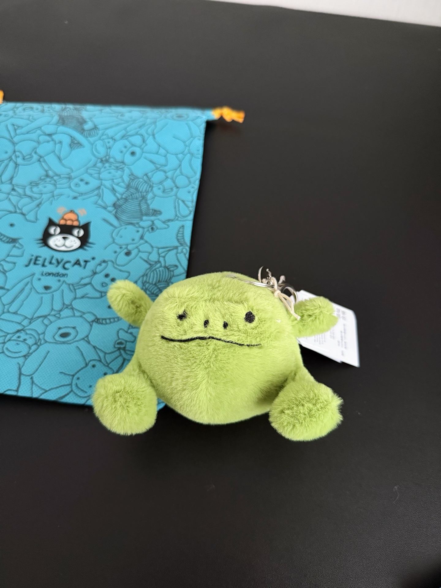NO:809852,Real shot｜Put on the Richie Hyla bag charm!  Richie is a bean-green plush frog with short, strong limbs and extremely soft. It is also equipped with a metal buckle that is easy to hang on a bag. Jellycat Doll Fashion Department Store19860909实拍｜把里奇雨蛙包包挂饰带上吧！里奇是一只手脚短壮且特别柔软的豆绿色毛绒蛙,它还配有一个便于挂在包上的金属扣.,Jellycat公仔潮品百货,accessory
