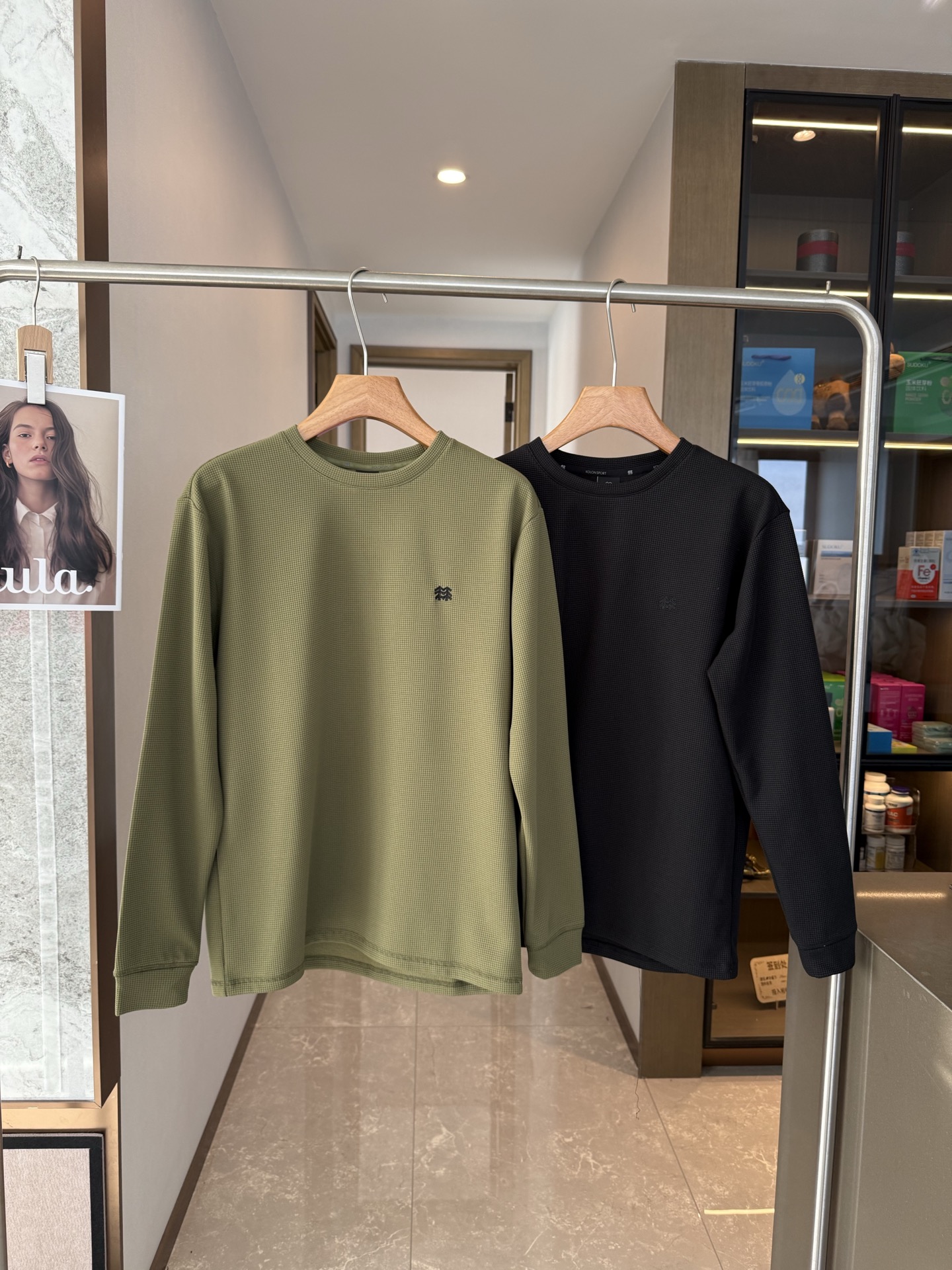 160💰（编号3）
🉑隆户外休闲衣男女同款华夫格运动打底衫
一件就把 保暖、轻便、贴肤 焊在了一起 内里磨毛薄绒 上身亲肤云朵般的暖和舒适☁️
非常的轻盈！
 暖得够实在 还不闷汗 蓬松度也在线 冷风根本钻不进 春秋单穿5℃-10℃轻寒环境 冬季叠穿零下都美滋滋 承包你的所有温暖～
