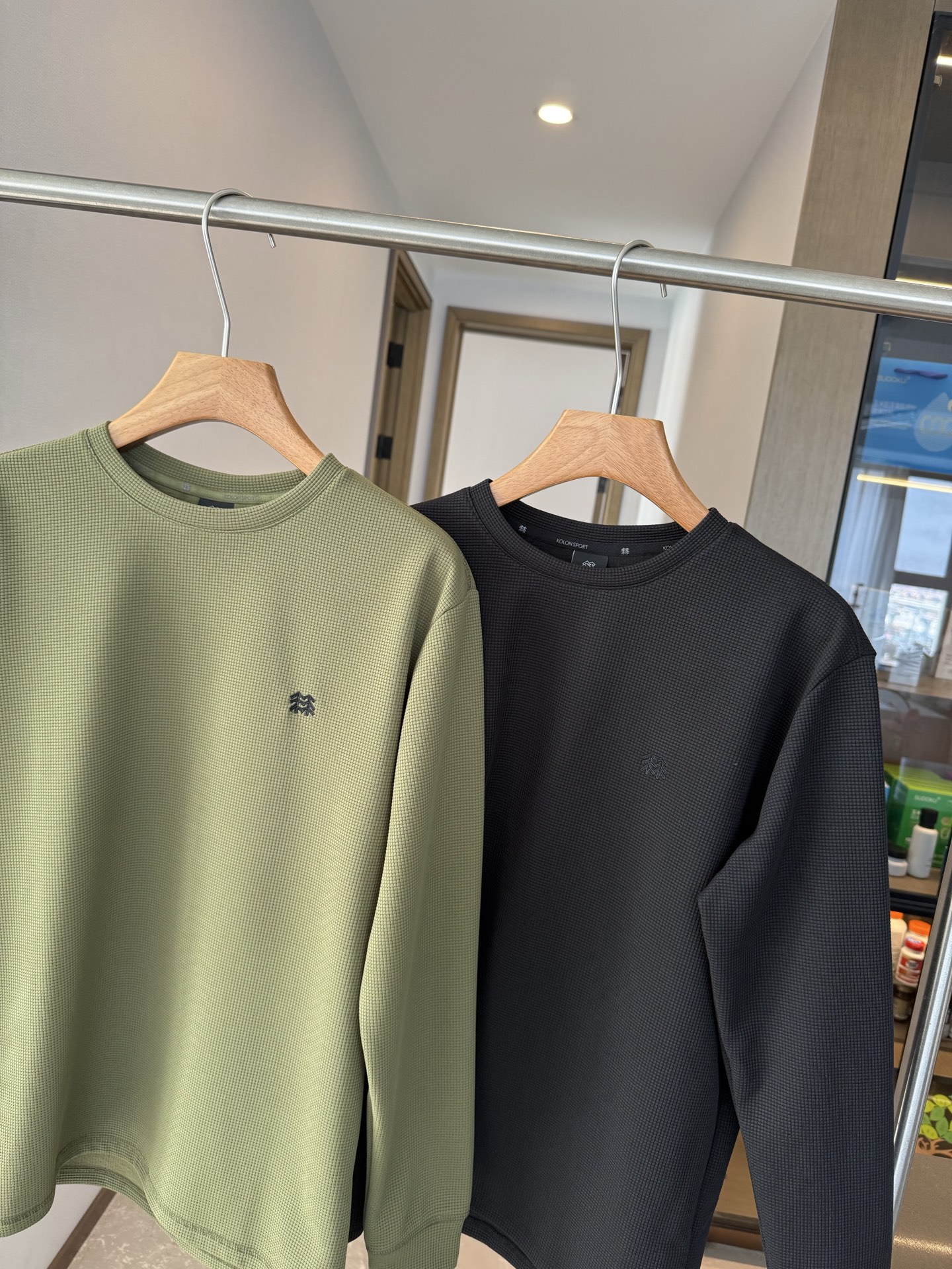 160💰（编号3）
🉑隆户外休闲衣男女同款华夫格运动打底衫
一件就把 保暖、轻便、贴肤 焊在了一起 内里磨毛薄绒 上身亲肤云朵般的暖和舒适☁️
非常的轻盈！
 暖得够实在 还不闷汗 蓬松度也在线 冷风根本钻不进 春秋单穿5℃-10℃轻寒环境 冬季叠穿零下都美滋滋 承包你的所有温暖～
