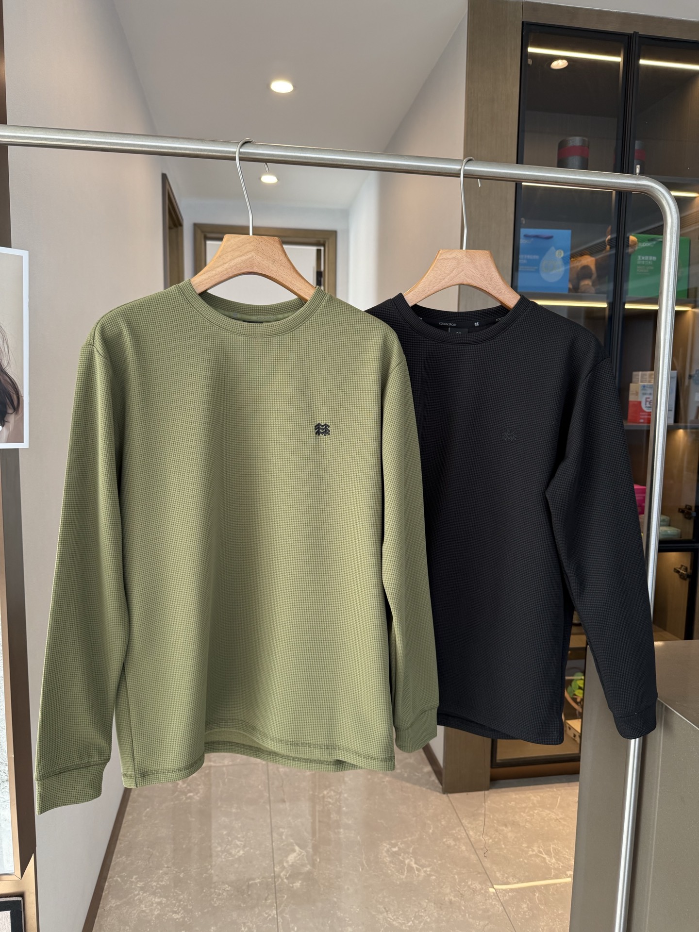 160💰（编号3）
🉑隆户外休闲衣男女同款华夫格运动打底衫
一件就把 保暖、轻便、贴肤 焊在了一起 内里磨毛薄绒 上身亲肤云朵般的暖和舒适☁️
非常的轻盈！
 暖得够实在 还不闷汗 蓬松度也在线 冷风根本钻不进 春秋单穿5℃-10℃轻寒环境 冬季叠穿零下都美滋滋 承包你的所有温暖～
