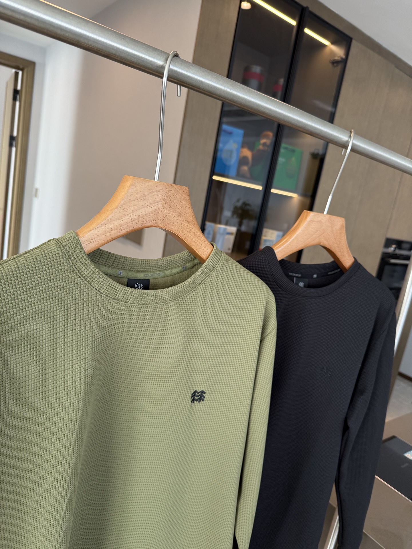 160💰（编号3）
🉑隆户外休闲衣男女同款华夫格运动打底衫
一件就把 保暖、轻便、贴肤 焊在了一起 内里磨毛薄绒 上身亲肤云朵般的暖和舒适☁️
非常的轻盈！
 暖得够实在 还不闷汗 蓬松度也在线 冷风根本钻不进 春秋单穿5℃-10℃轻寒环境 冬季叠穿零下都美滋滋 承包你的所有温暖～
