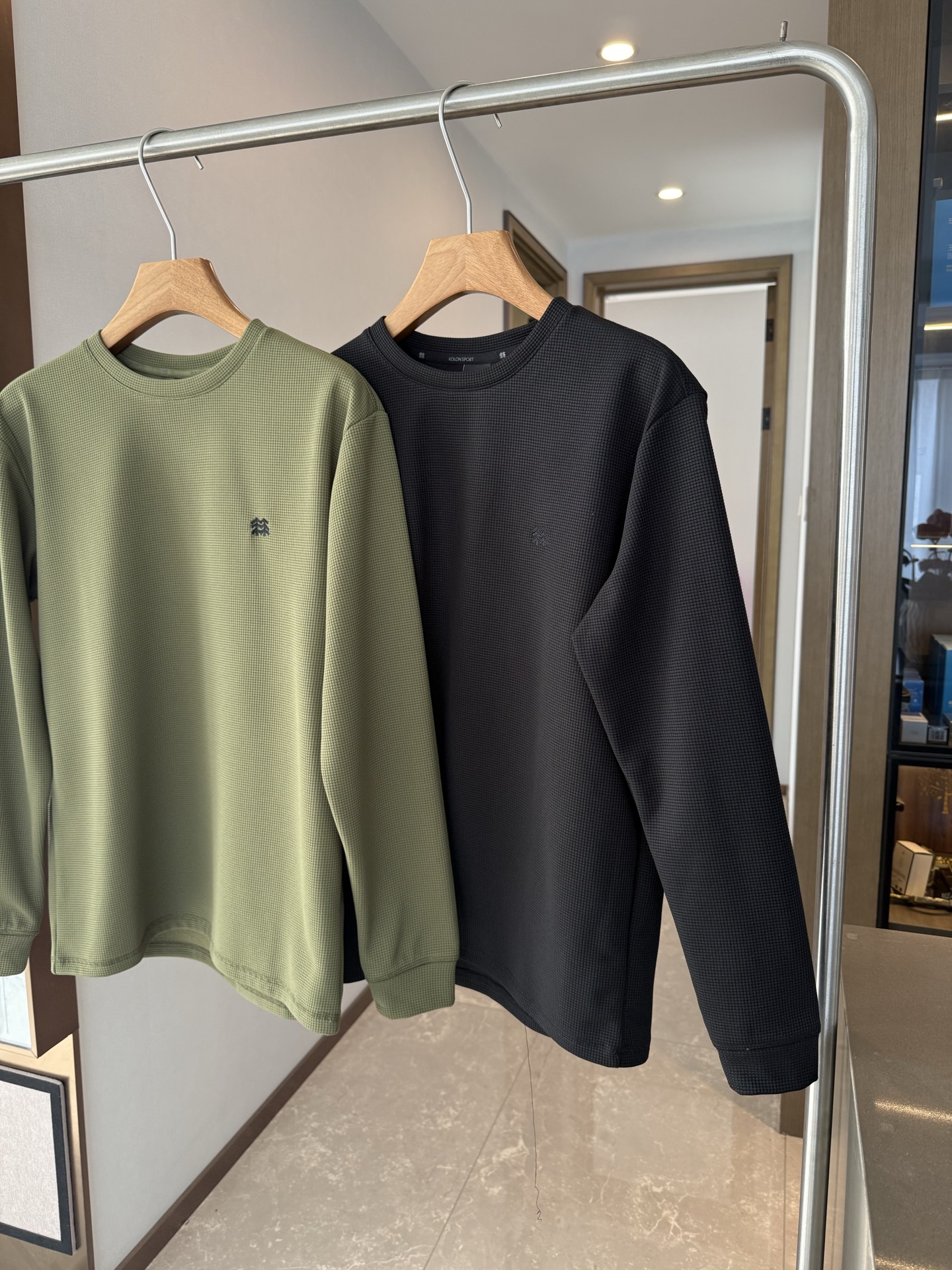 160💰（编号3）
🉑隆户外休闲衣男女同款华夫格运动打底衫
一件就把 保暖、轻便、贴肤 焊在了一起 内里磨毛薄绒 上身亲肤云朵般的暖和舒适☁️
非常的轻盈！
 暖得够实在 还不闷汗 蓬松度也在线 冷风根本钻不进 春秋单穿5℃-10℃轻寒环境 冬季叠穿零下都美滋滋 承包你的所有温暖～
