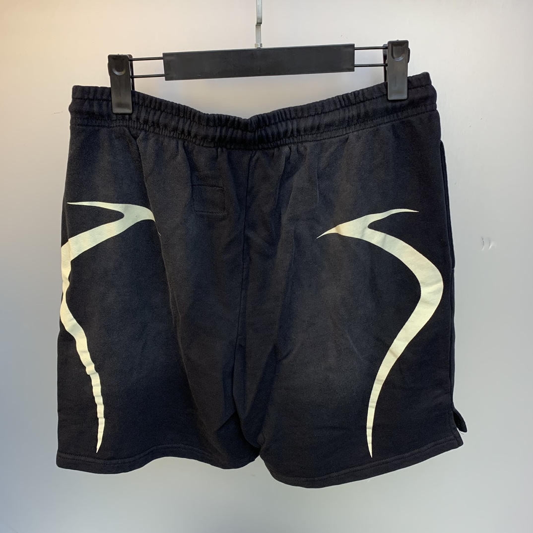 Hellstar Horse Spray Shorts: High-Quality Fashion with Custom Designs and Bold Colors - 图片 2