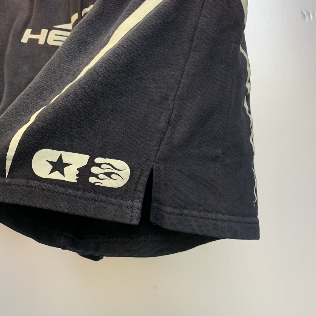 Hellstar Horse Spray Shorts: High-Quality Fashion with Custom Designs and Bold Colors - 图片 6