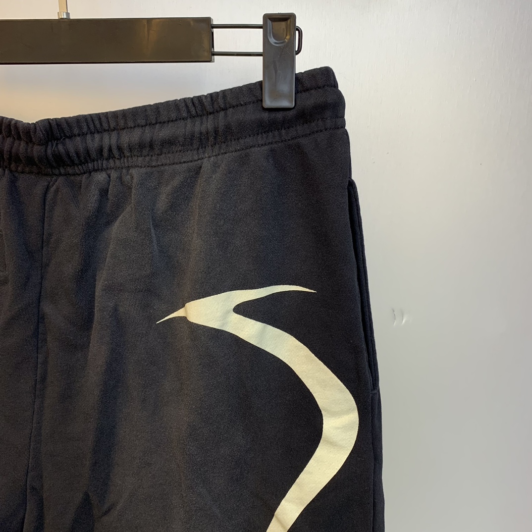 Hellstar Horse Spray Shorts: High-Quality Fashion with Custom Designs and Bold Colors - 图片 4