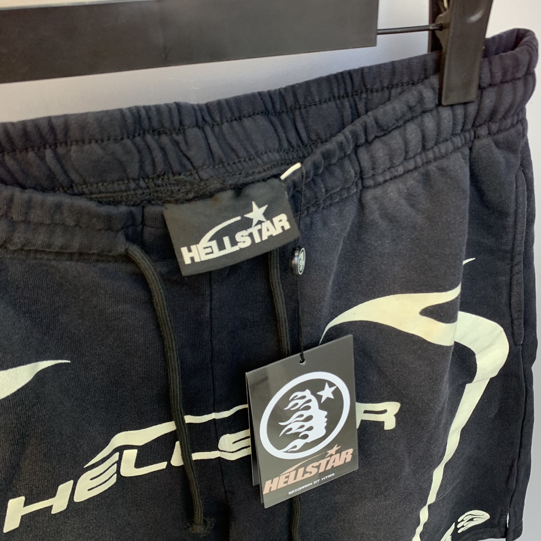 Hellstar Horse Spray Shorts: High-Quality Fashion with Custom Designs and Bold Colors - 图片 3