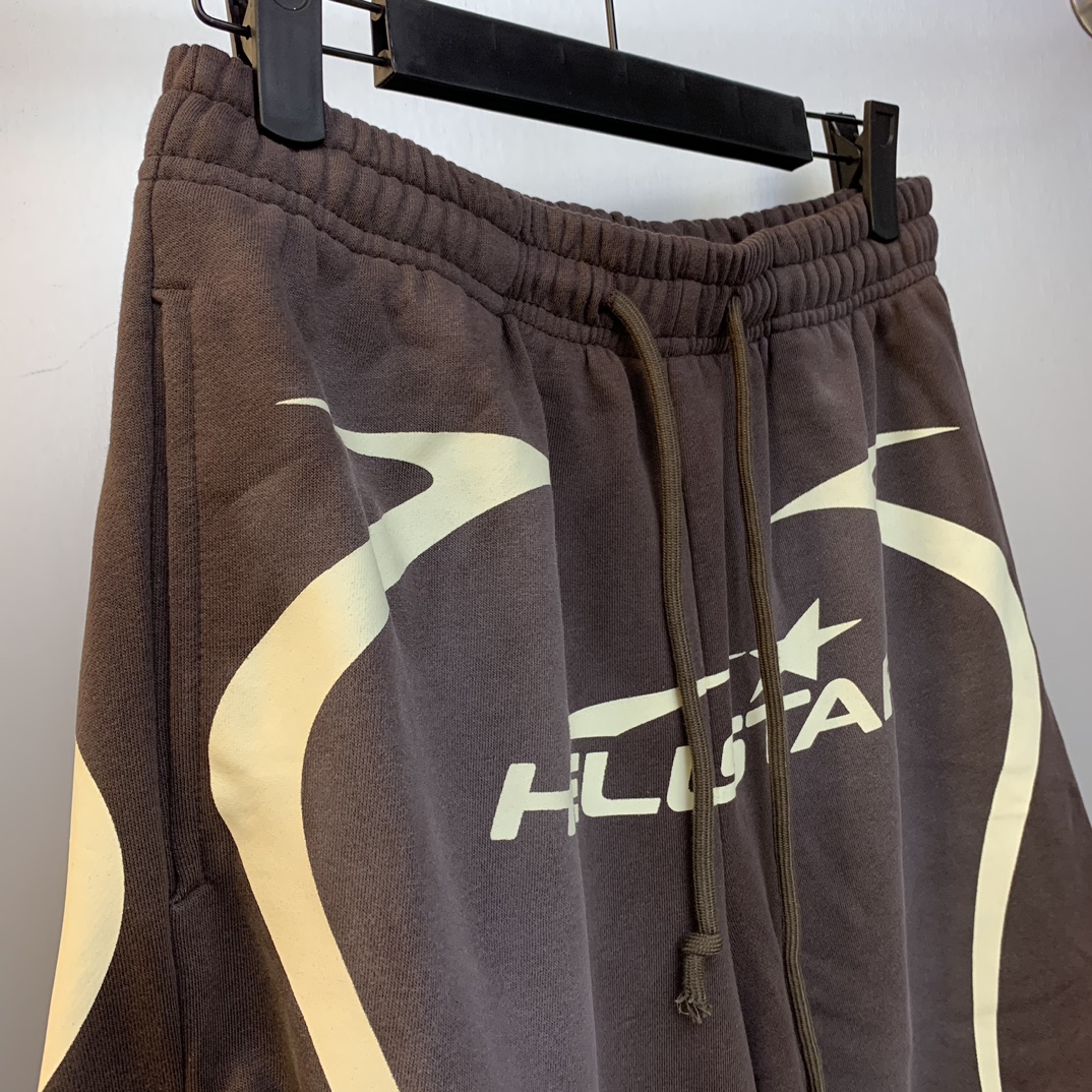 Hellstar Fashion Work: High-Quality Horse Spray Shorts in New Brown - 图片 3