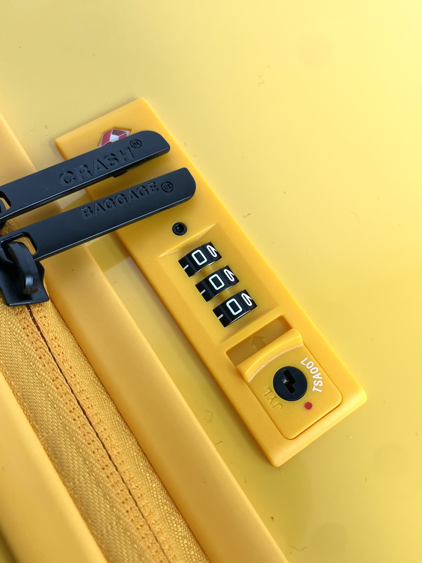 NO:269986,External details ergonomic pull rod, the upgraded pull rod adopts a concave and convex design to feel more comfortable to hold, and the pull is smoother and multi-shift adjustment, which is in line with ergonomics. The multi-shift design is shaking ±1.5CM!  The ergonomic principle of elastic handle is designed with comfortable grip, simple and beautiful!  Officially certified TSA lock, security officers will use a special TSA lock key to conduct safety sampling of luggage. If the suitcase is not equipped with a special TSA lock, it may be broken and inspected. Therefore, this TSA lock does not have a matching key, which does not affect your use. Please know! For suitcases, the quality of the wheel is crucial. It uses four universal silent pulleys and uses ° silent technology to avoid the harsh noise when dragging on the ground. It is light, smooth, wear-resistant, and has strong load-bearing. This suitcase is very casual to use, not afraid of falling or touching, and even has traces of time to use it!  The older you use, the more delicious it tastes, and the more vicissitudes it is, the more beautiful it is!  ,19860909外部细节人体工学拉杆,升级款拉杆采用凹凸设计握感更舒适,拉动更顺滑多档位调节,符合人体学,多节档位设计摇晃度±1.5CM！弹力回把手人体工程学原理设计握感舒适,简约美观！ 官方认证 TSA锁,安检官员会用专用 TSA 锁钥匙对行李进行安全抽检,如果行李箱没有配备专用 TSA锁可能会被破拆检查.所以,此 TSA 锁无配套钥匙,并不影响您的使用,请知悉! 对于行李箱来说,轮子的好坏至关重要.它使用了四个万向静音滑轮,采用°静音技术,免去了在地面拖拉时的刺耳噪音,轻巧顺滑耐磨性、承重性都很强. 这种行李箱用起来就很随便了,不怕摔不怕碰,甚至有了岁月使用的痕迹会更酷！用的越旧越有味道,越沧桑越美！,,luggage