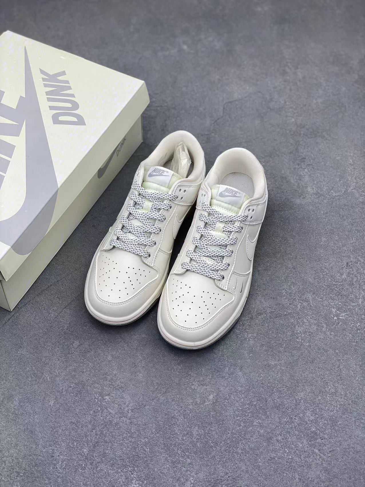 Nike SB Dunk Low Louis Vuitton Custom Sneakers - Limited Edition 9 i1712472775 1571 2