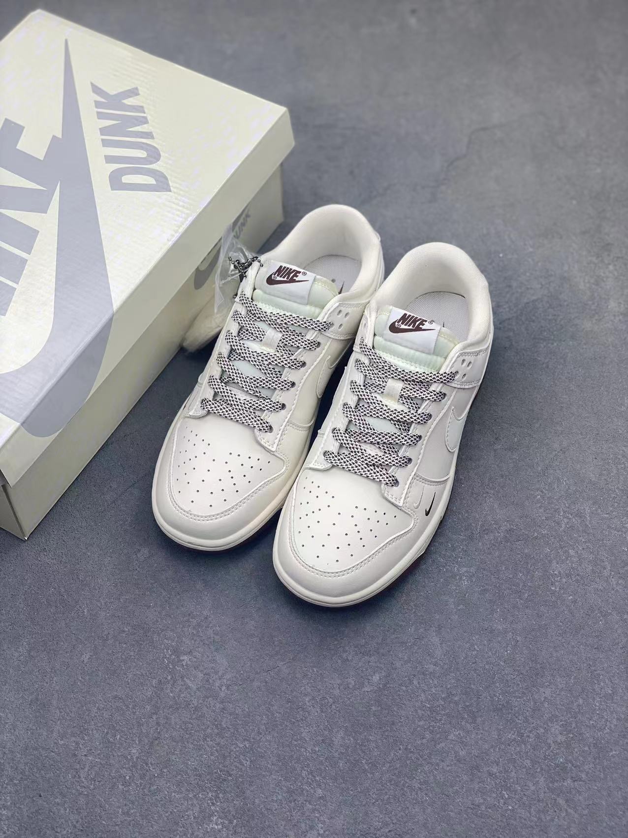 Nike SB Dunk Low x Louis Vuitton Collaboration Sneakers - Limited Edition 9 i1717141557 412 6