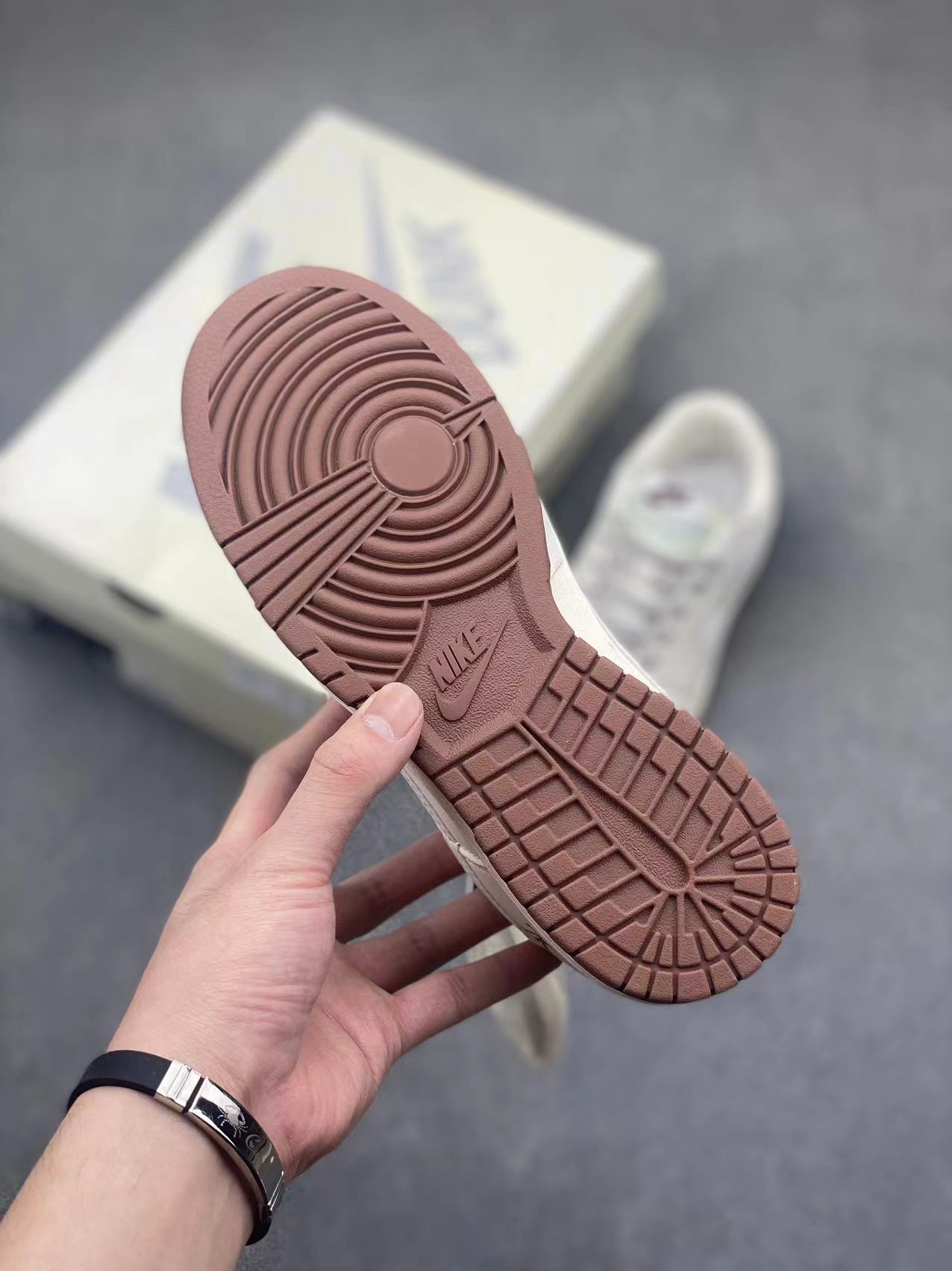 Nike SB Dunk Low x Louis Vuitton Collaboration Sneakers - Limited Edition 7 i1717141557 9401 8