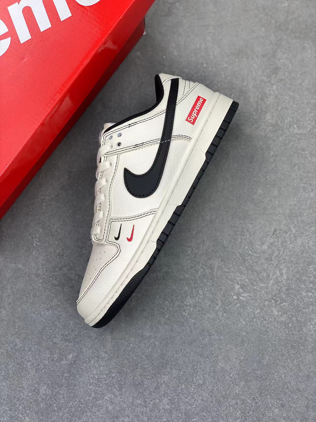 Nike SB Dunk Low Supreme Collab Anniversary Edition Casual Skateboarding Shoes 8 i1717747149 5711 2