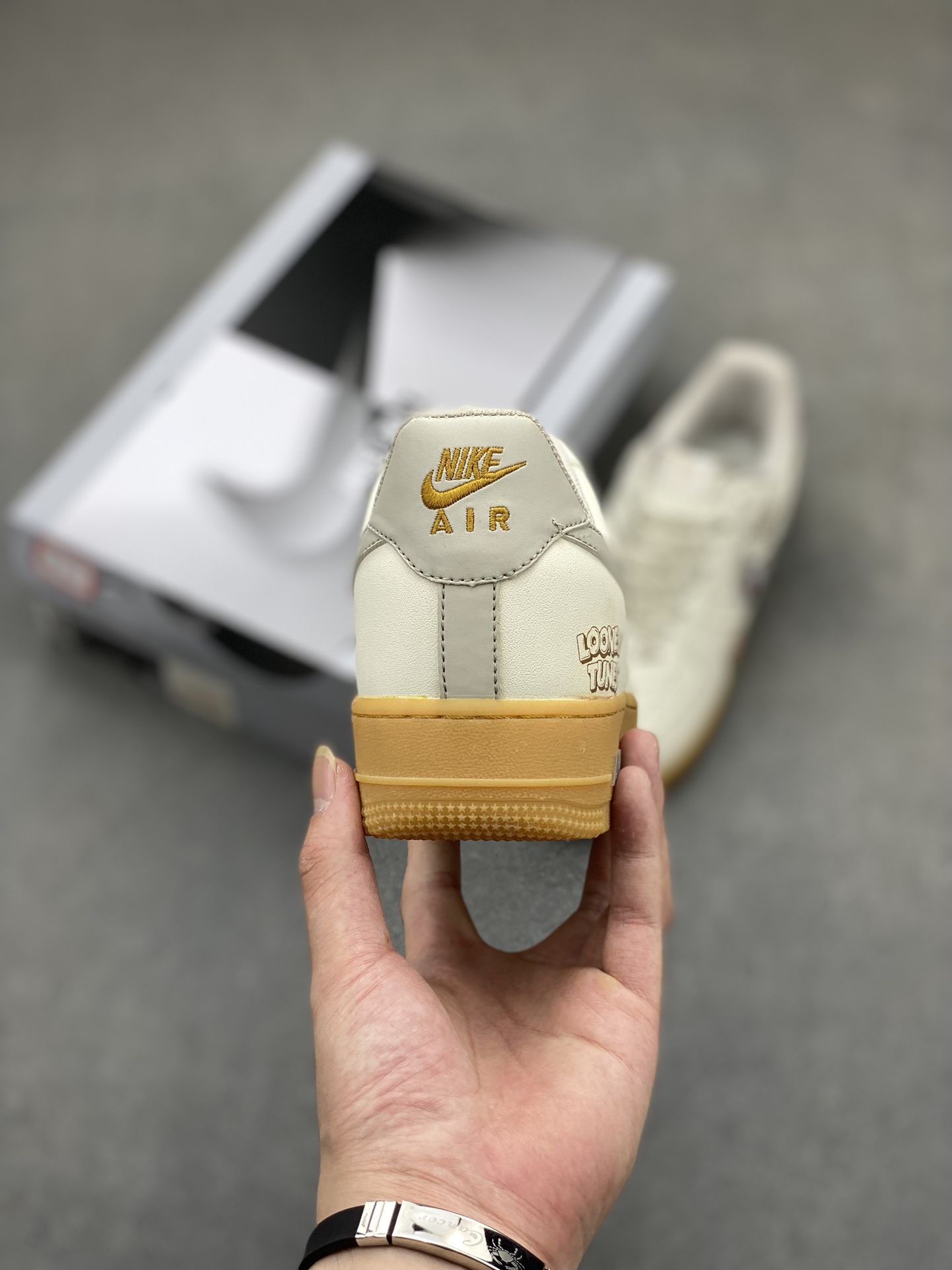 Nike Air Force 1 '07 Low Looney Tunes Bugs Bunny Sneakers 5 i1720032817 2726 0