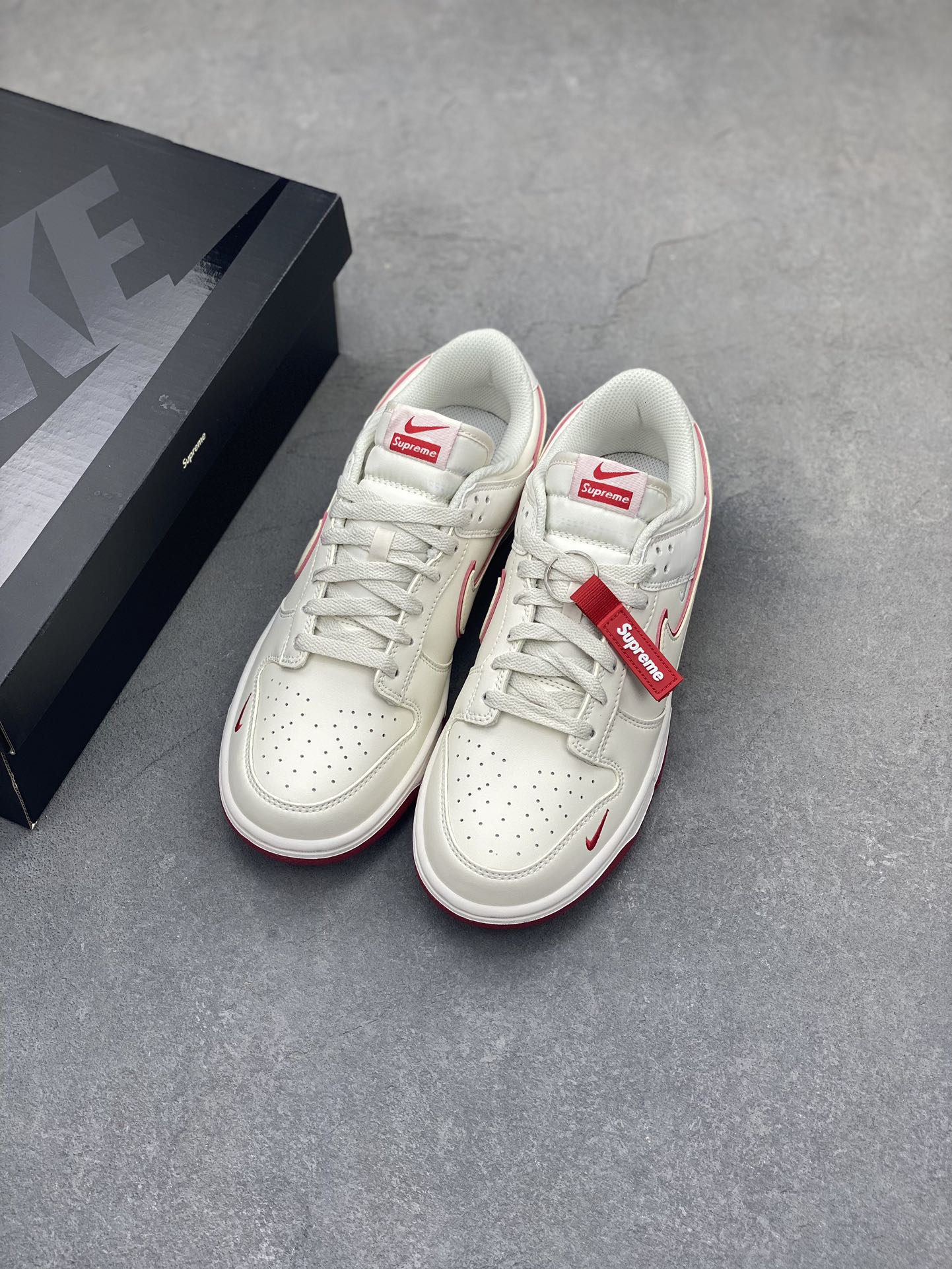 Nike SB Dunk Low Supreme Collab Anniversary Edition - Red Accents 9 i1720381368 5714 2