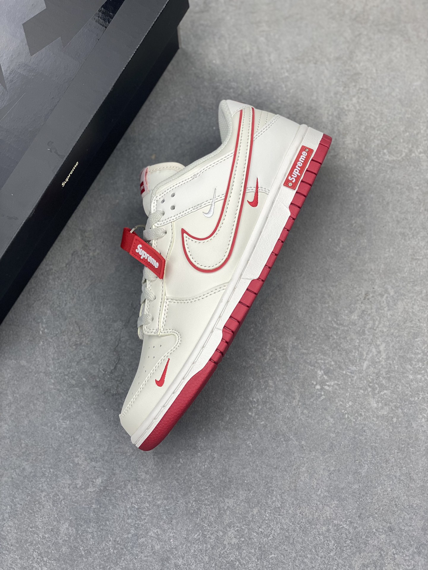 Nike SB Dunk Low Supreme Collab Anniversary Edition - Red Accents 8 i1720381369 5314 8