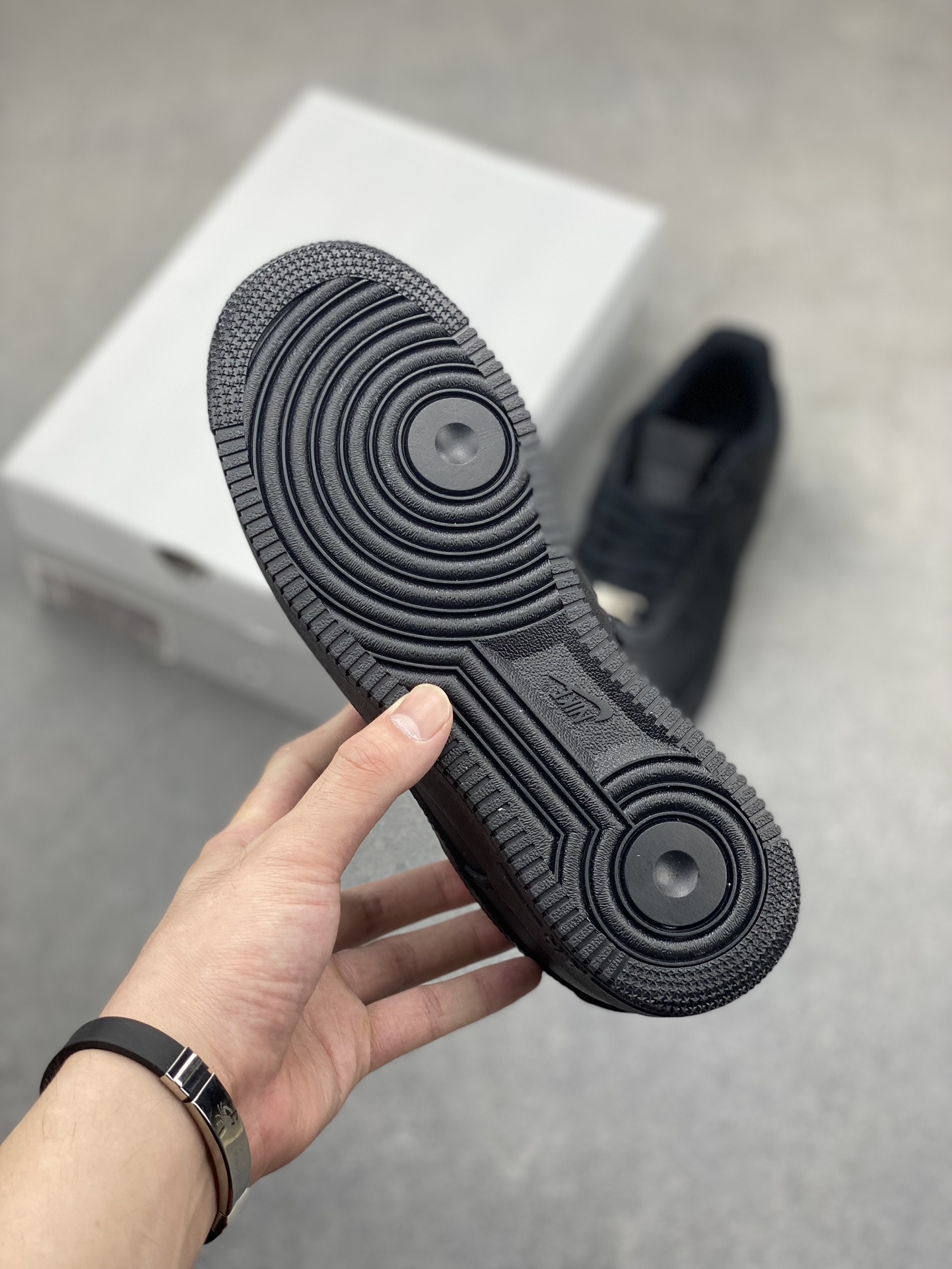 Nike Air Force 1 '07: All Black Low-Top Sneaker for Casual and Sporty Style 7 i1720471320 178 0