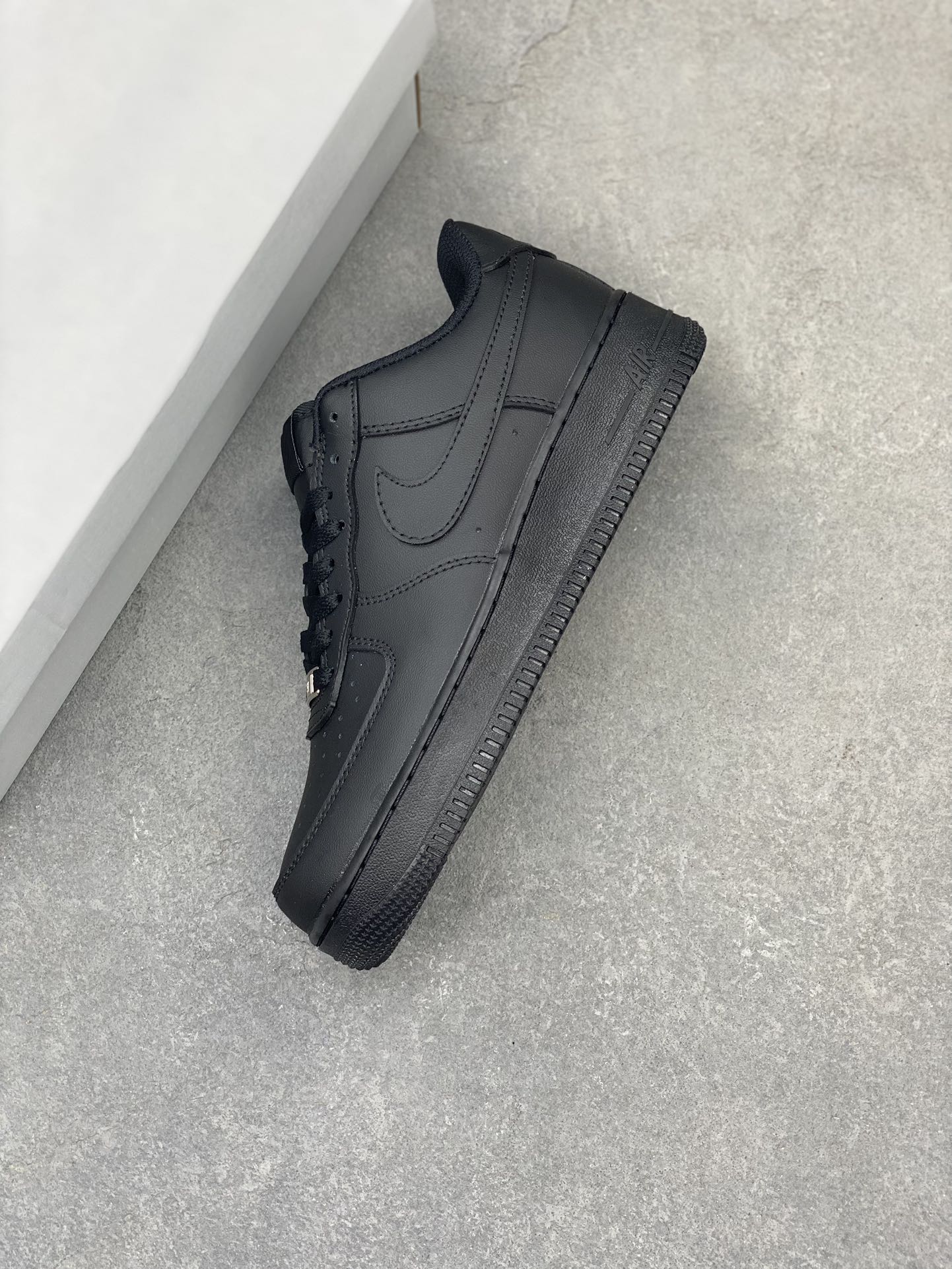 Nike Air Force 1 '07: All Black Low-Top Sneaker for Casual and Sporty Style 8 i1720471320 2033 1